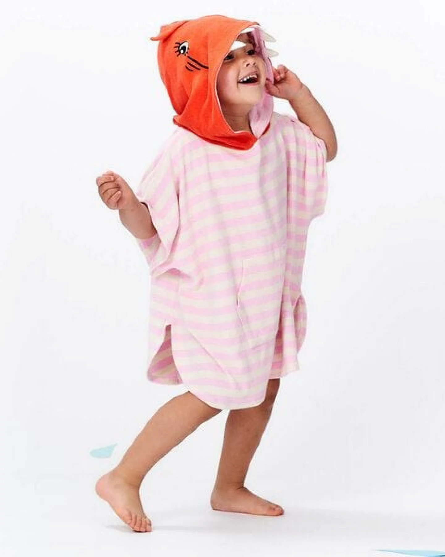 Sense Organics & friends in cooperation with GARY MASH Badeponcho mit Haifisch-Kapuze aus Bio-Baumwolle – Ansicht 3