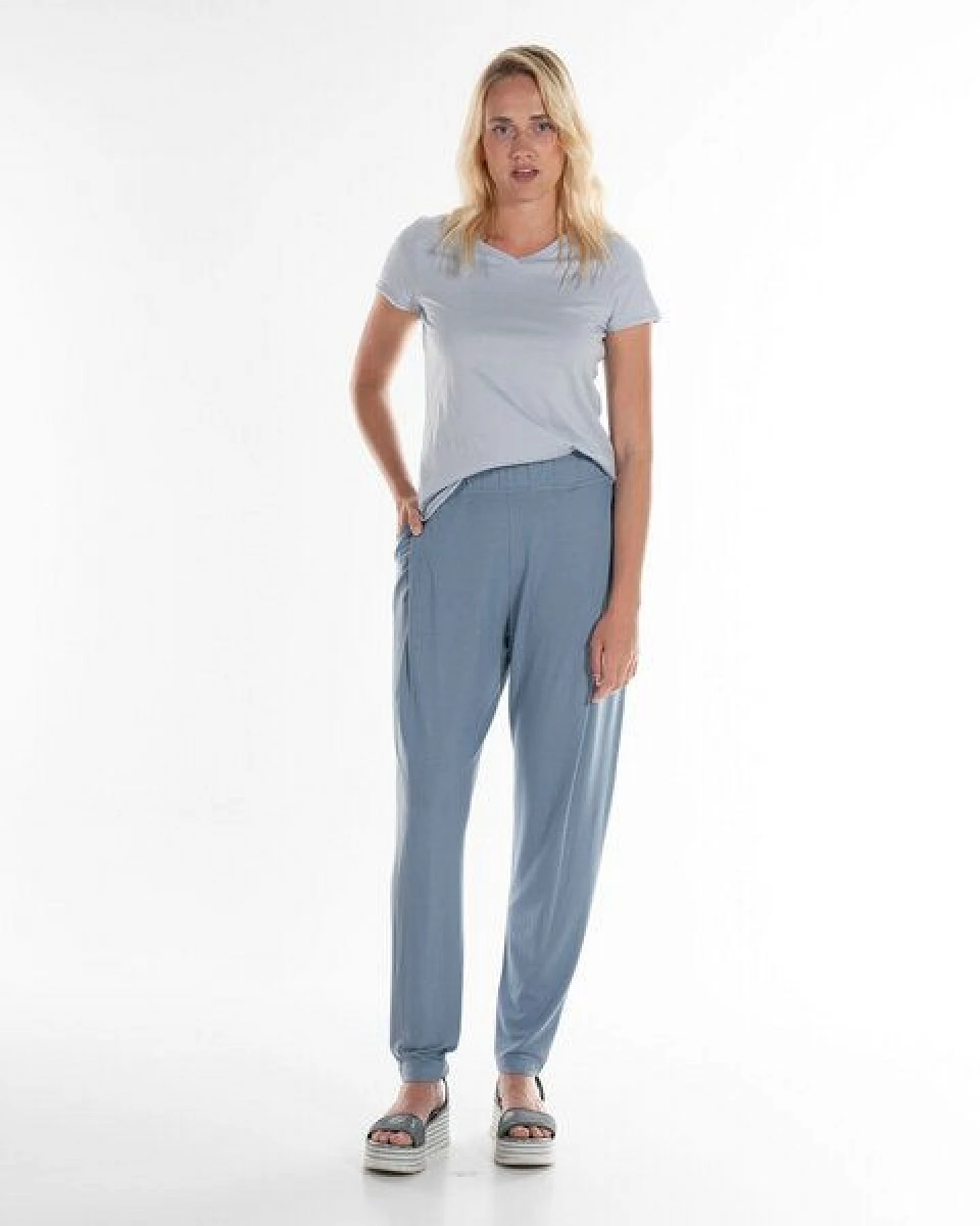 Alma & Lovis Elegant weite Hose aus fließendem EcoVero – Ansicht 2