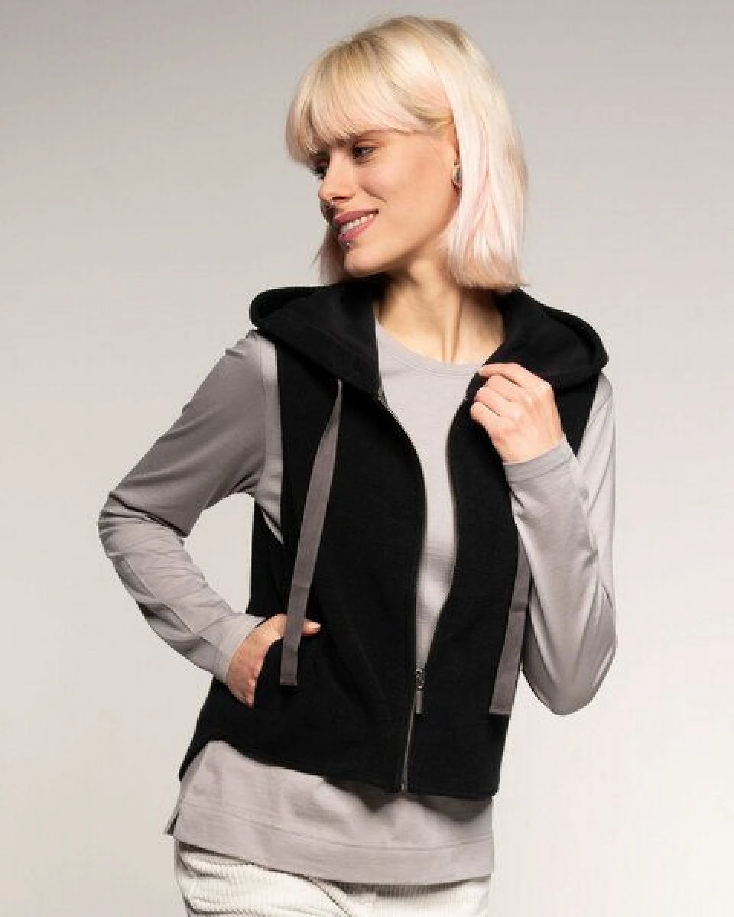 Alma & Lovis Weste aus flauschigem Bio-Baumwoll-Fleece – Ansicht 3