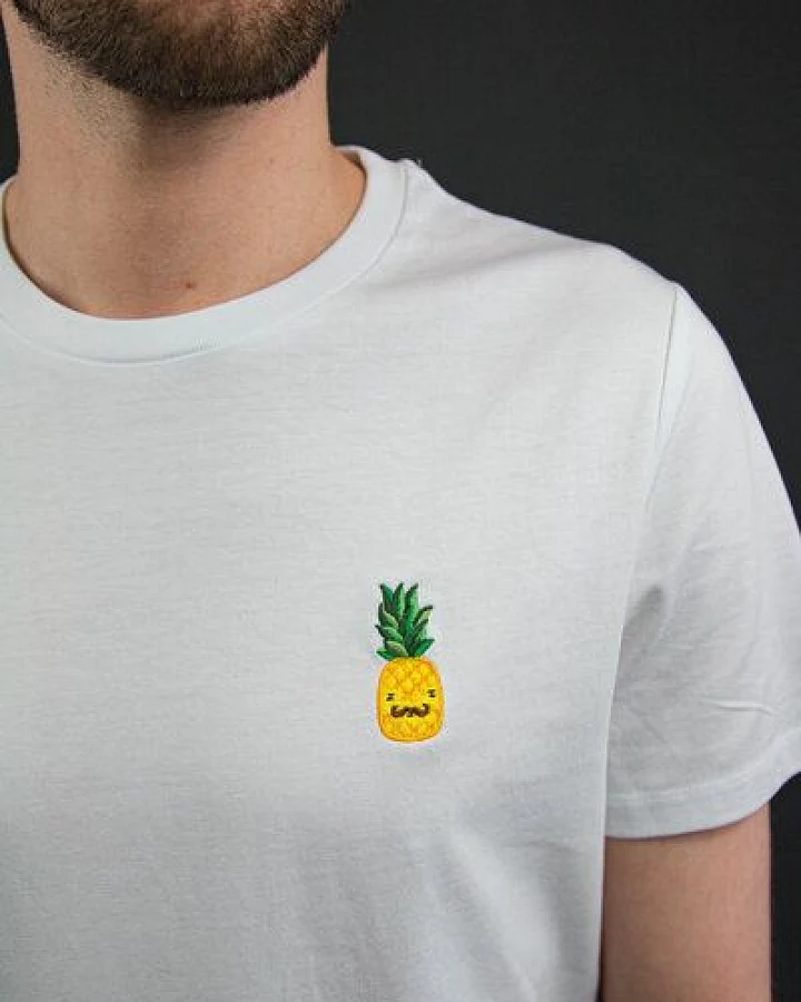 sticknic T-Shirt mit Ananas Motiv gestickt - Minimalistische Stickerei - Auch als Geschenk