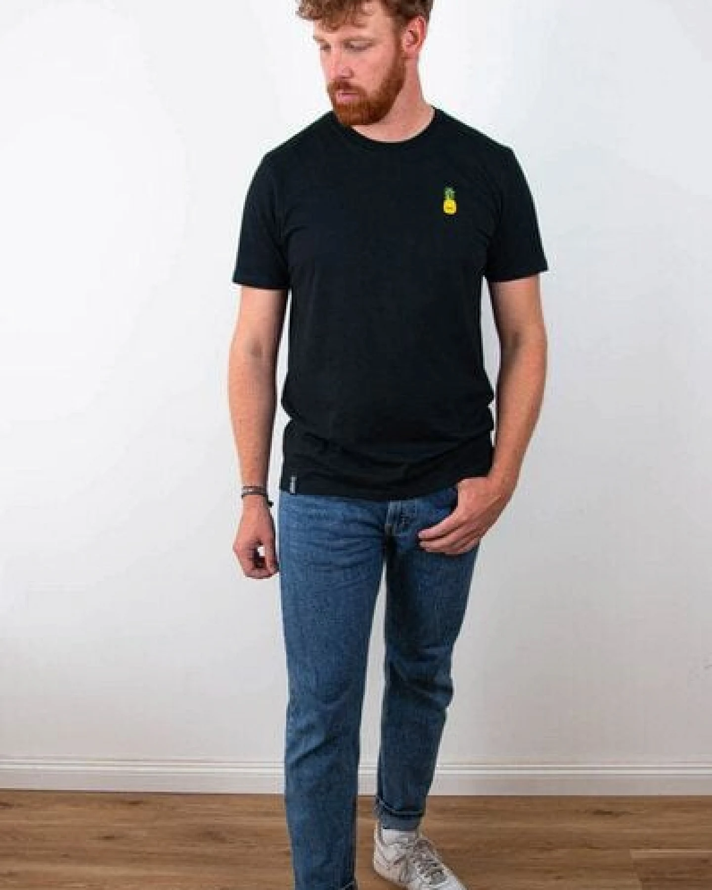 sticknic T-Shirt mit Ananas Motiv gestickt - Minimalistische Stickerei - Auch als Geschenk – Ansicht 3