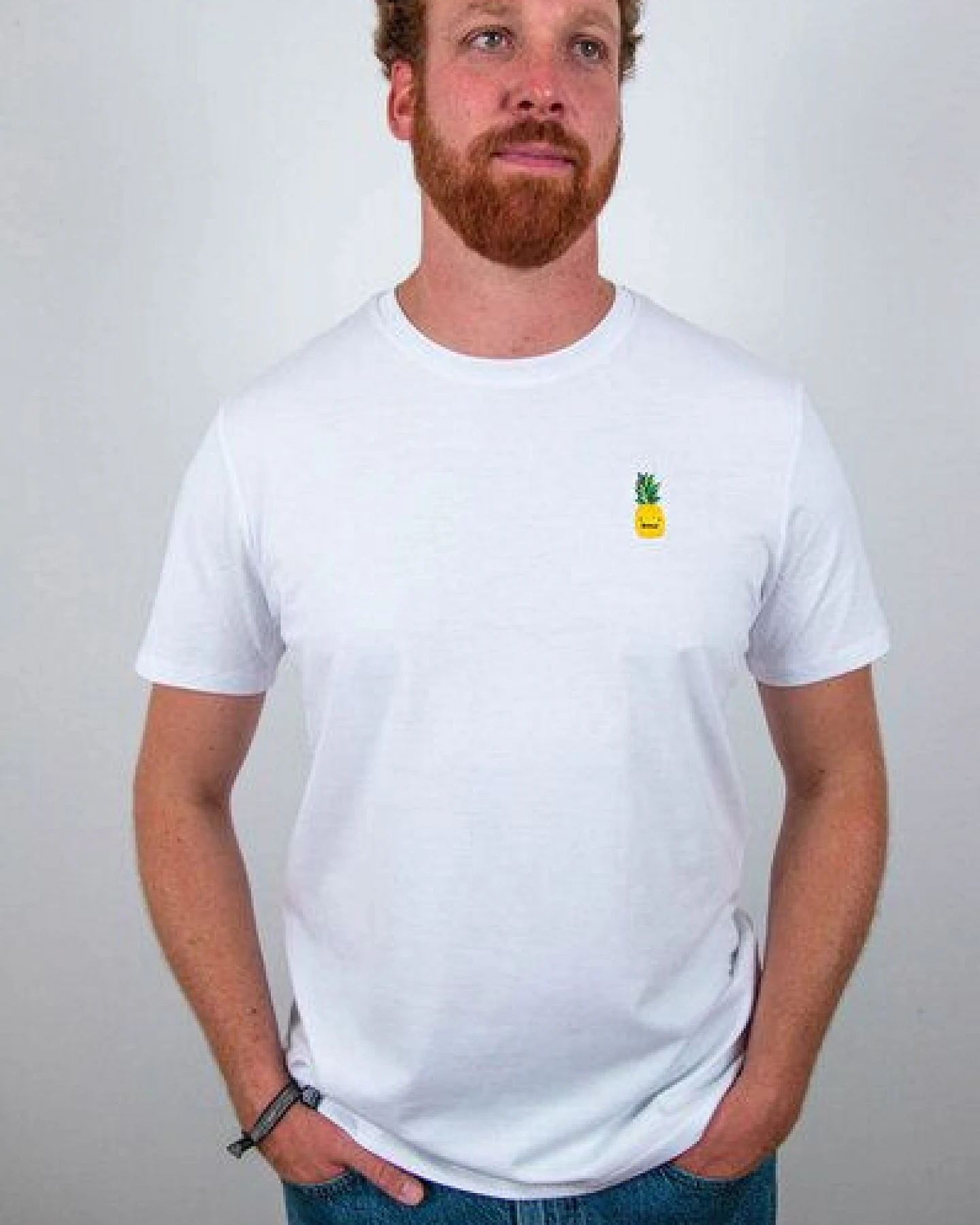 sticknic T-Shirt mit Ananas Motiv gestickt - Minimalistische Stickerei - Auch als Geschenk – Ansicht 2