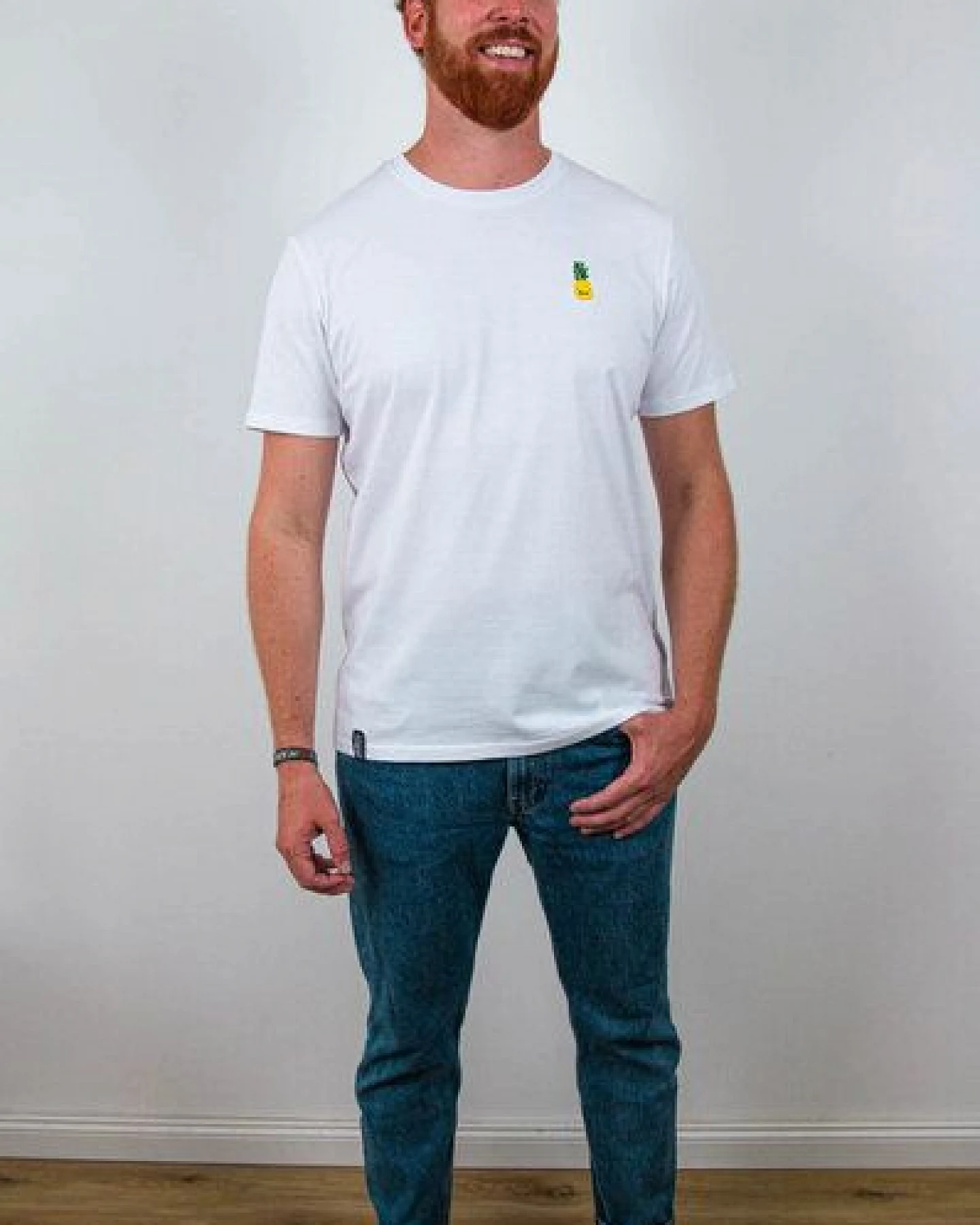 sticknic T-Shirt mit Ananas Motiv gestickt - Minimalistische Stickerei - Auch als Geschenk – Ansicht 3