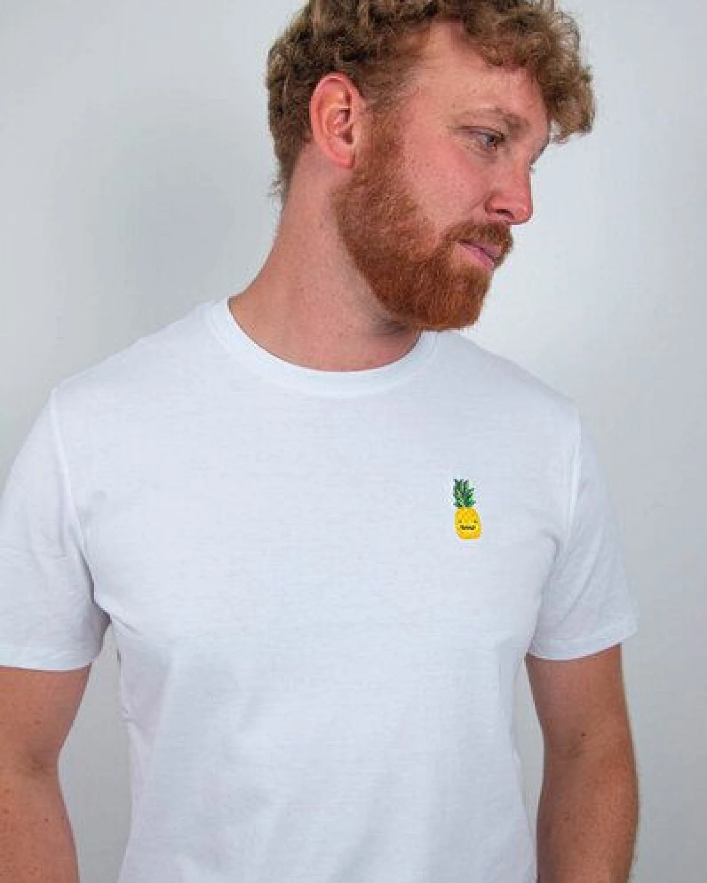 sticknic T-Shirt mit Ananas Motiv gestickt - Minimalistische Stickerei - Auch als Geschenk – Ansicht 4