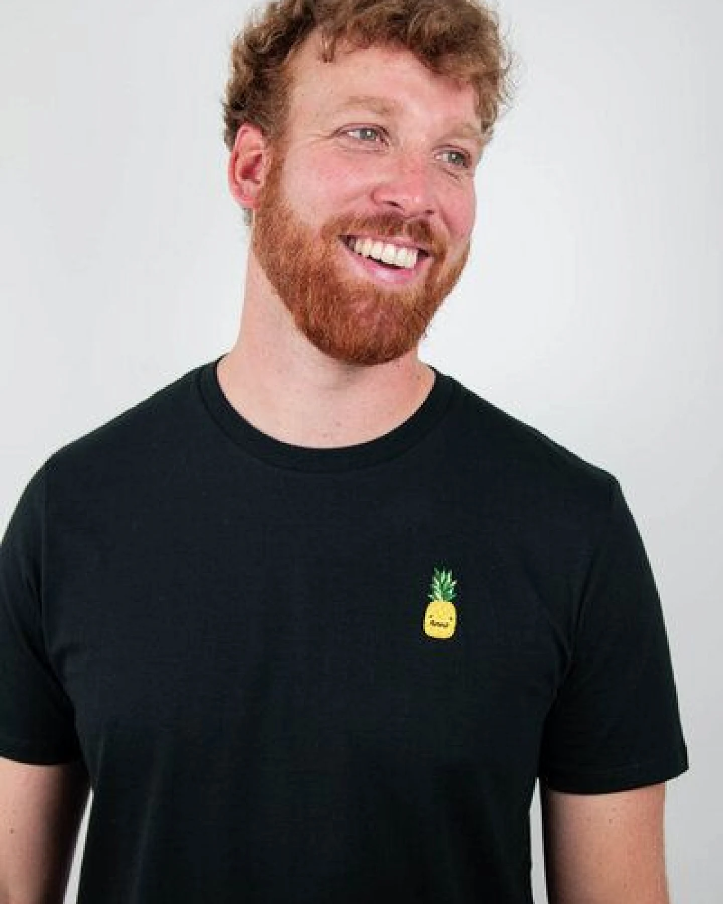 sticknic T-Shirt mit Ananas Motiv gestickt - Minimalistische Stickerei - Auch als Geschenk – Ansicht 3