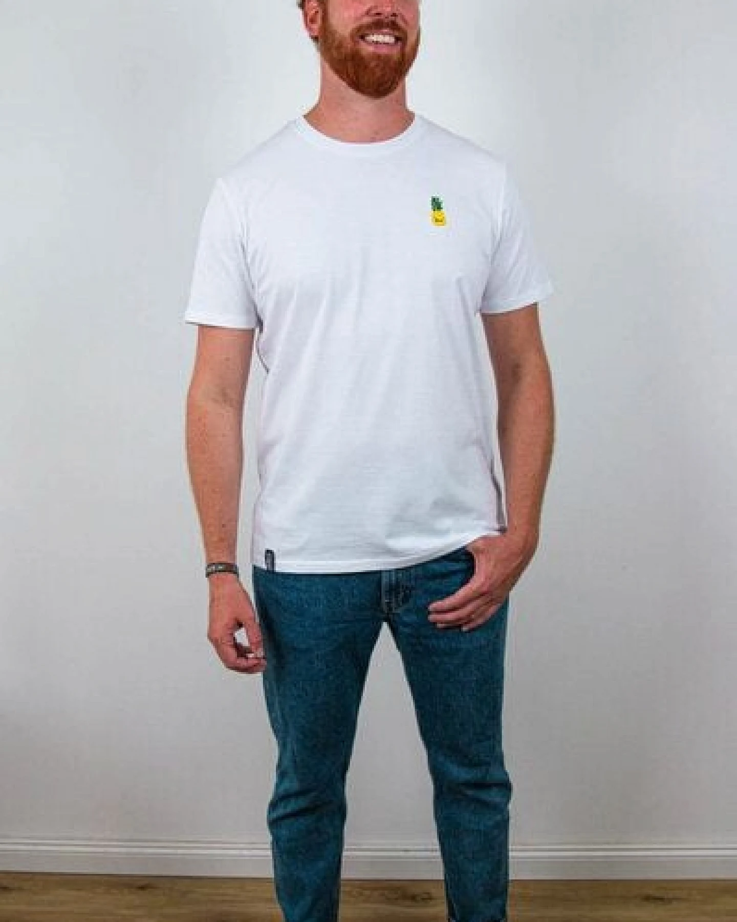 sticknic T-Shirt mit Ananas Motiv gestickt - Minimalistische Stickerei - Auch als Geschenk – Ansicht 3