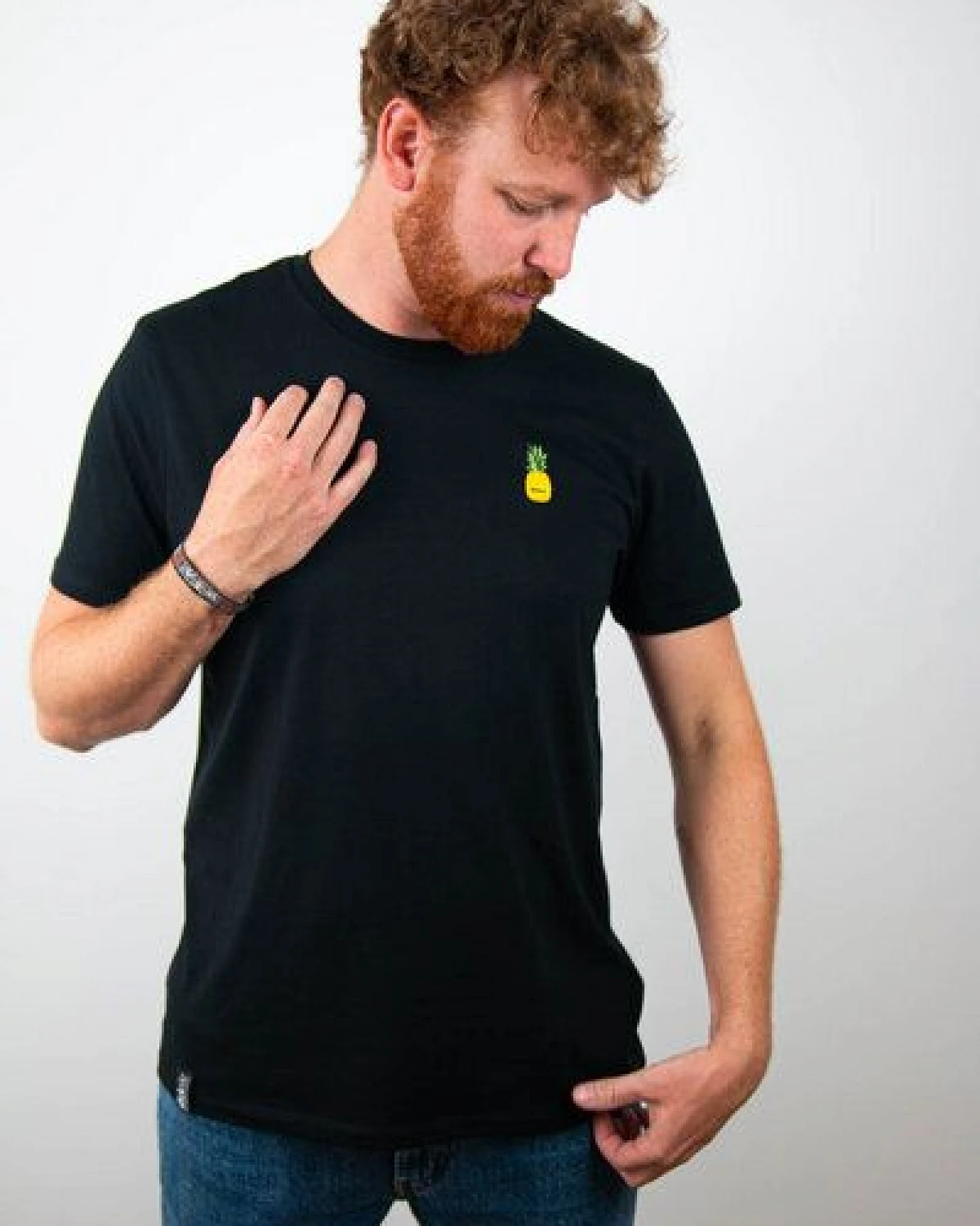 sticknic T-Shirt mit Ananas Motiv gestickt - Minimalistische Stickerei - Auch als Geschenk – Ansicht 4