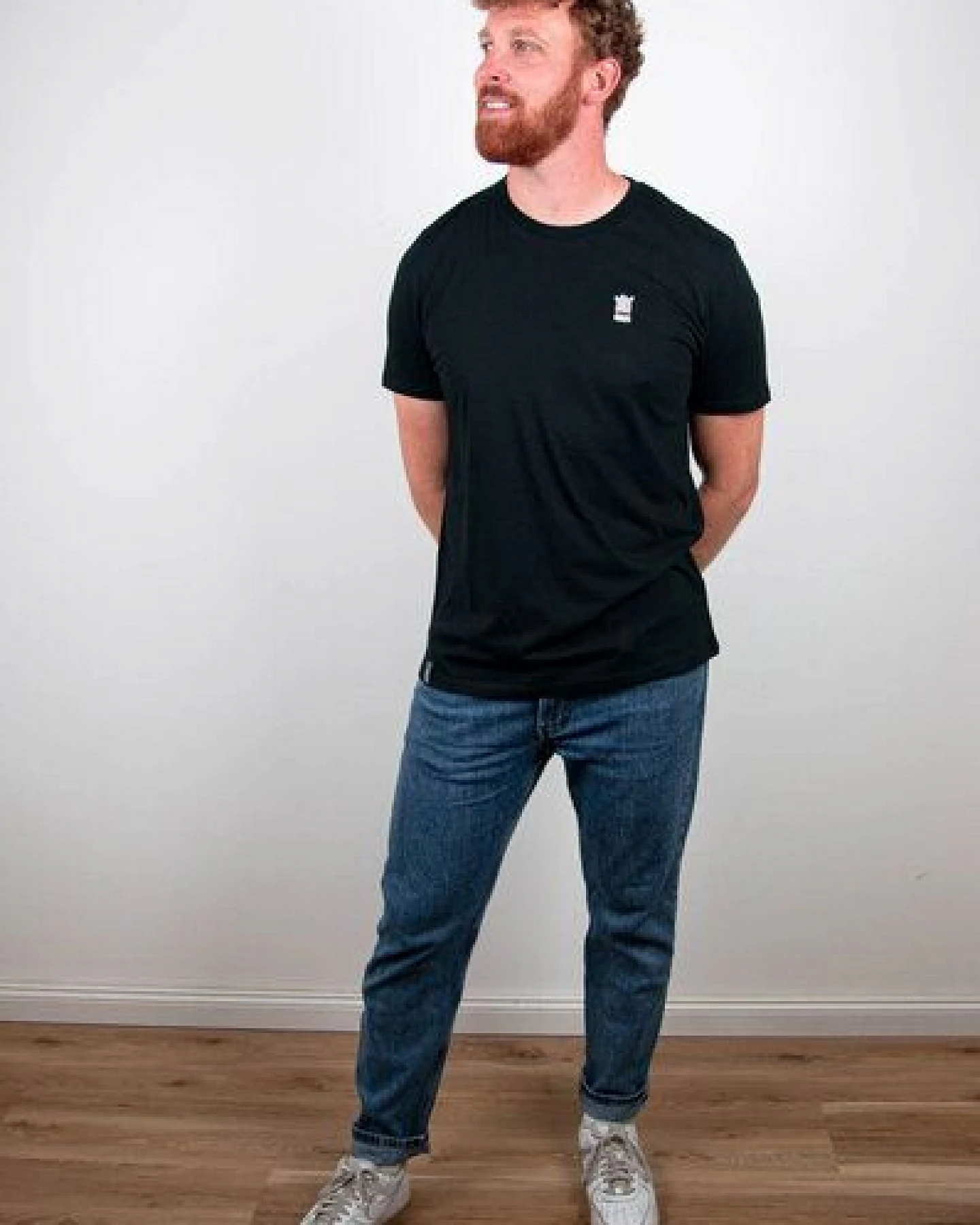 sticknic T-Shirt mit Lama Motiv gestickt - Minimalistische Stickerei- Auch als Geschenk – Ansicht 2