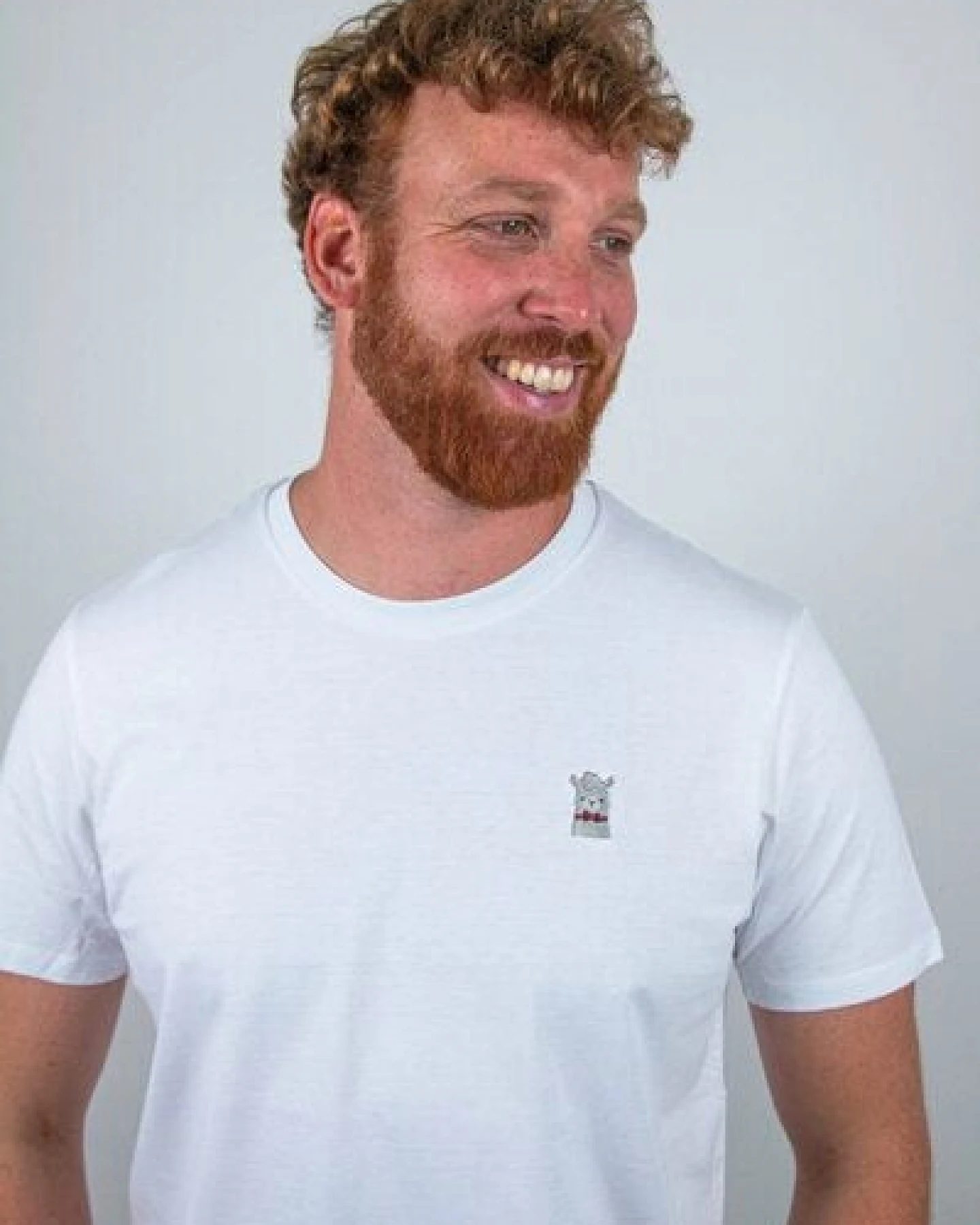 sticknic T-Shirt mit Lama Motiv gestickt - Minimalistische Stickerei- Auch als Geschenk – Ansicht 2