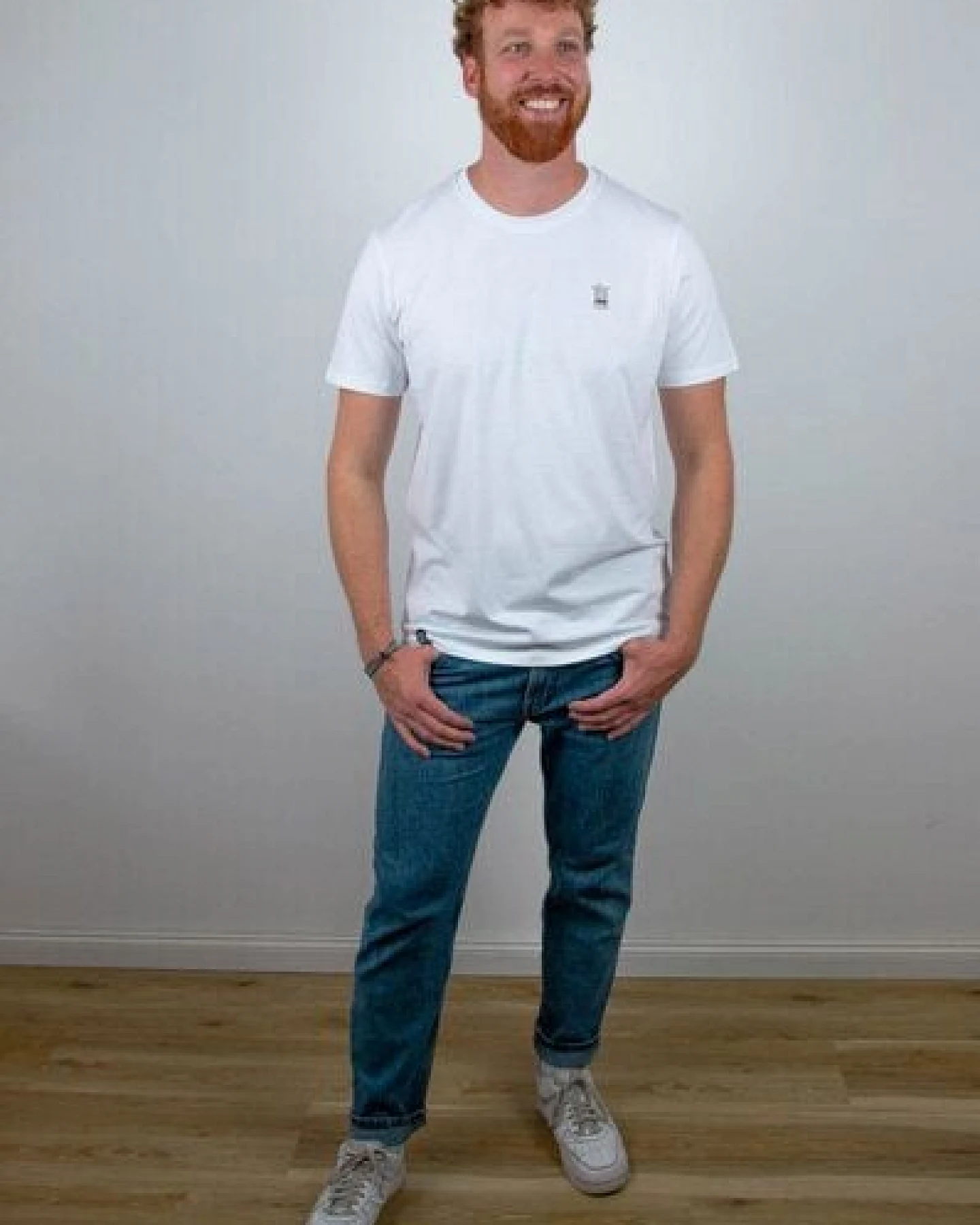 sticknic T-Shirt mit Lama Motiv gestickt - Minimalistische Stickerei- Auch als Geschenk – Ansicht 3