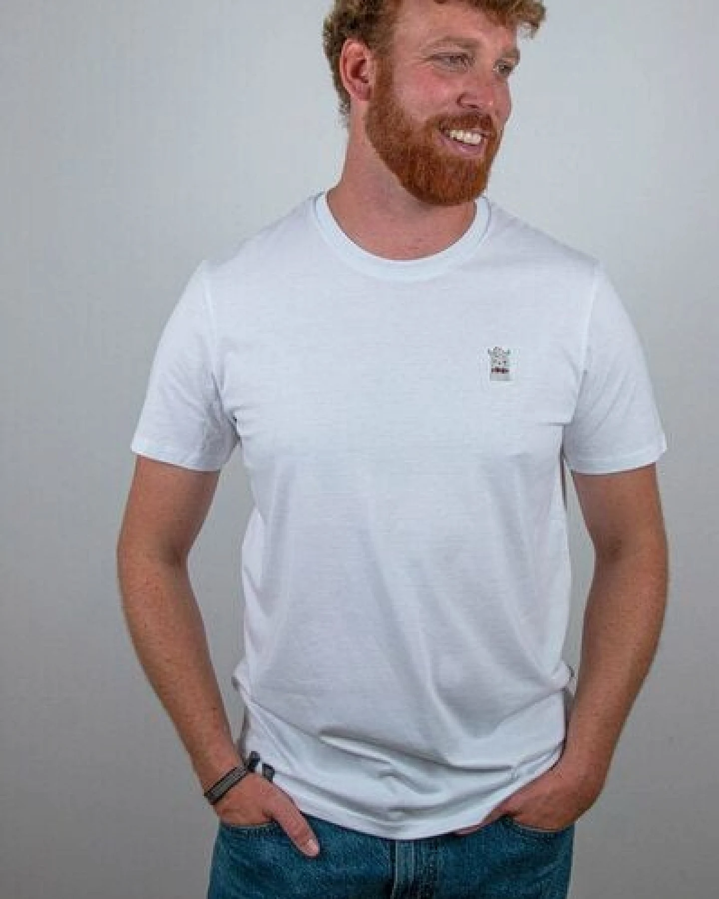 sticknic T-Shirt mit Lama Motiv gestickt - Minimalistische Stickerei- Auch als Geschenk – Ansicht 4