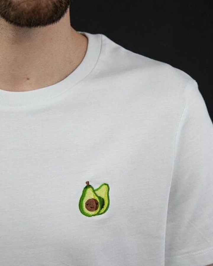 sticknic T-Shirt mit Avocado Motiv gestickt - Minimalistische Stickerei - Auch als Geschenk