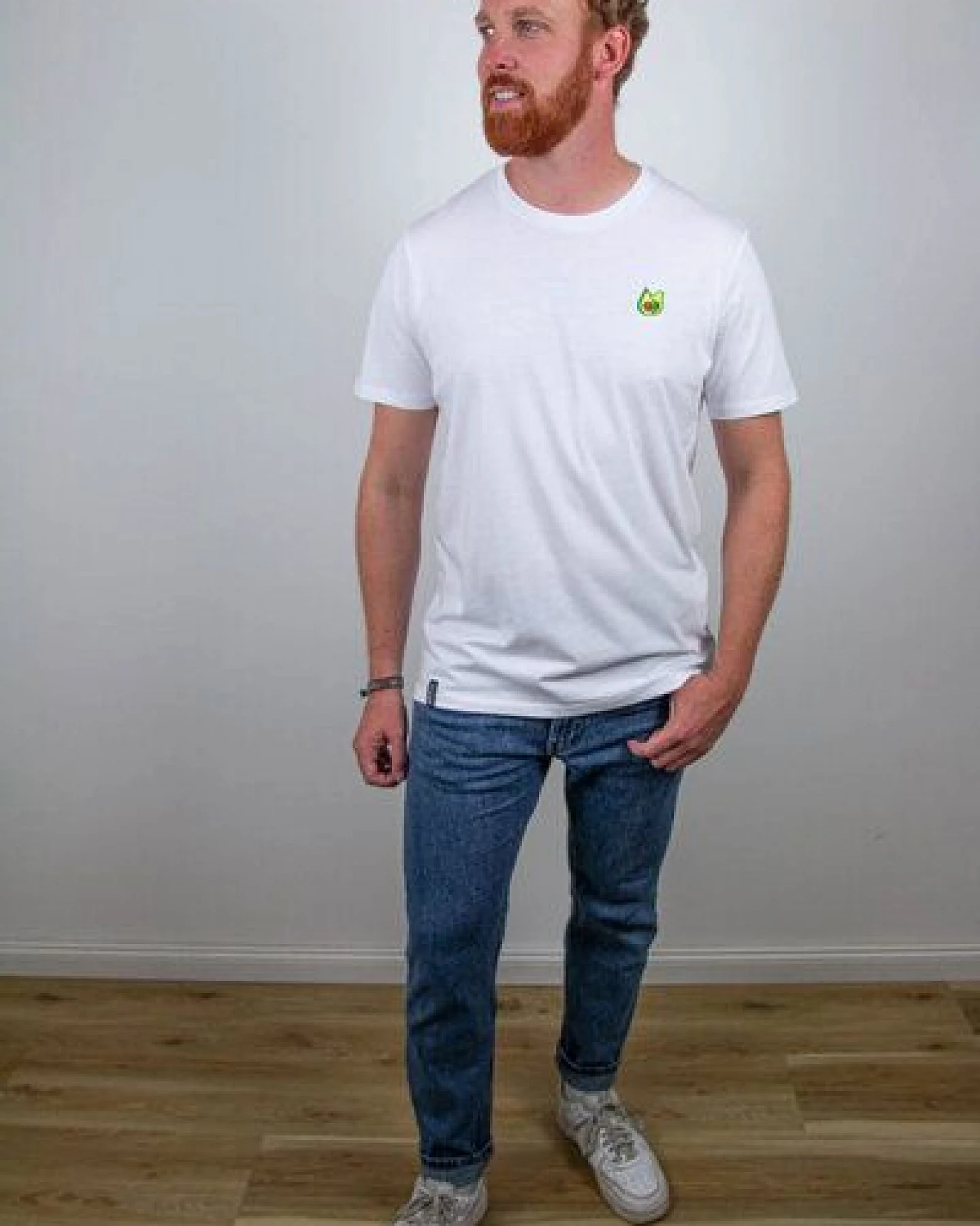 sticknic T-Shirt mit Avocado Motiv gestickt - Minimalistische Stickerei - Auch als Geschenk – Ansicht 2