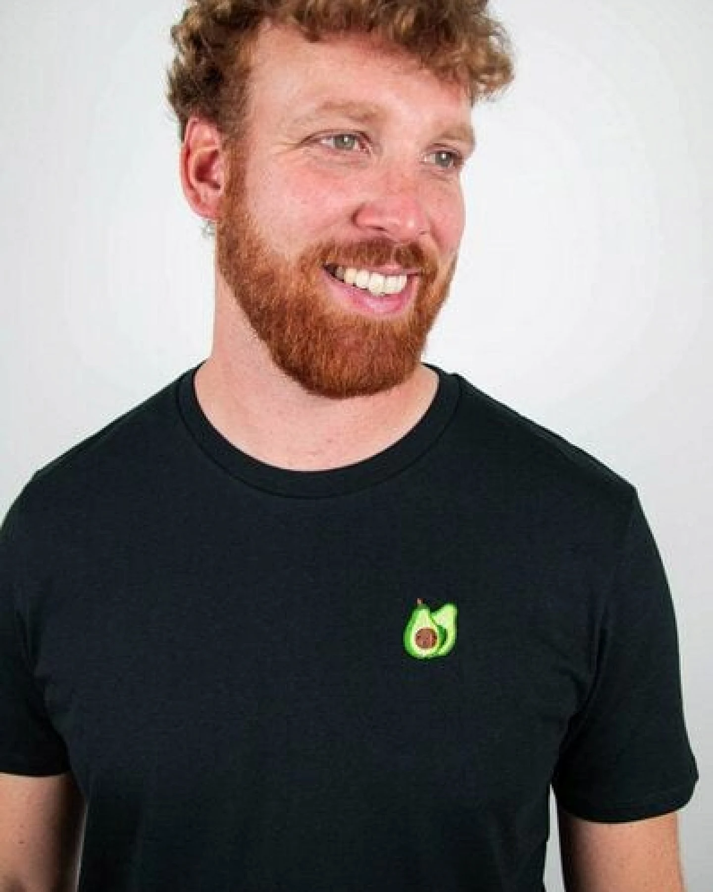sticknic T-Shirt mit Avocado Motiv gestickt - Minimalistische Stickerei - Auch als Geschenk – Ansicht 4