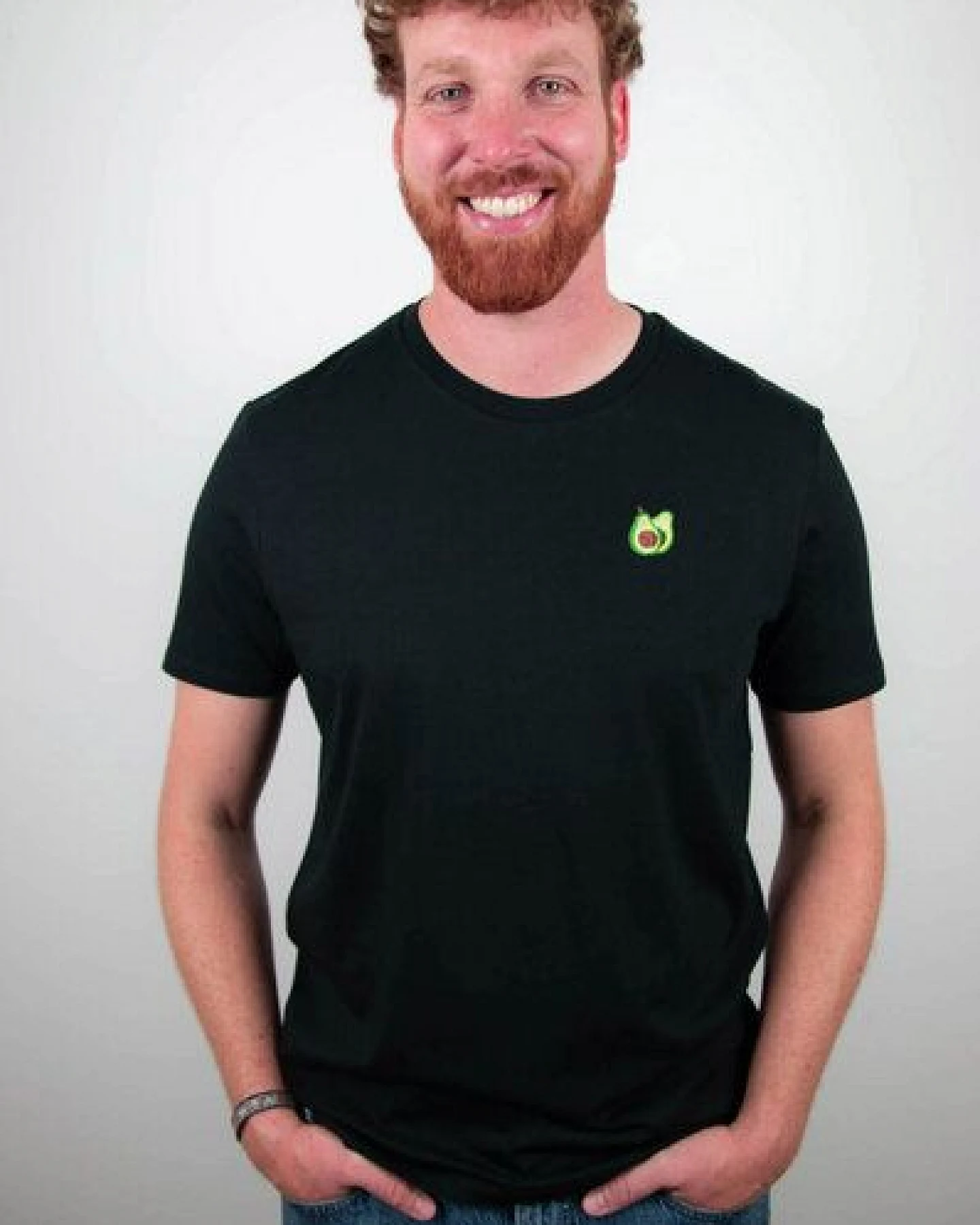 sticknic T-Shirt mit Avocado Motiv gestickt - Minimalistische Stickerei - Auch als Geschenk – Ansicht 2