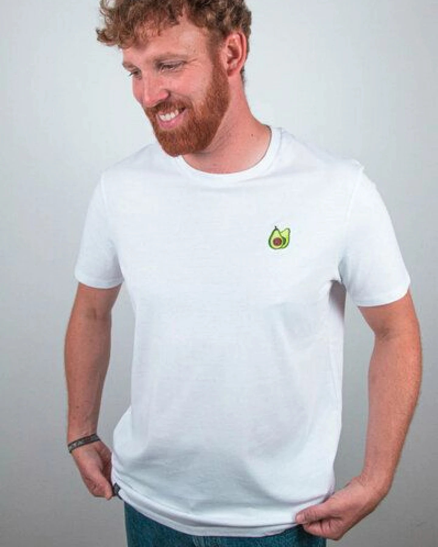 sticknic T-Shirt mit Avocado Motiv gestickt - Minimalistische Stickerei - Auch als Geschenk – Ansicht 4