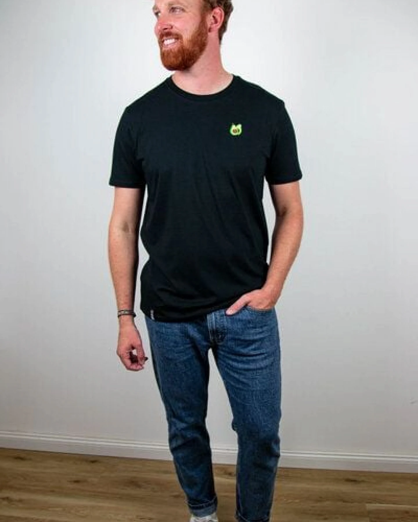 sticknic T-Shirt mit Avocado Motiv gestickt - Minimalistische Stickerei - Auch als Geschenk – Ansicht 4