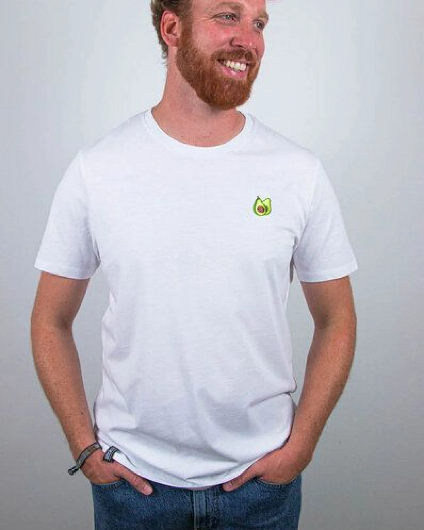 sticknic T-Shirt mit Avocado Motiv gestickt - Minimalistische Stickerei - Auch als Geschenk – Ansicht 2