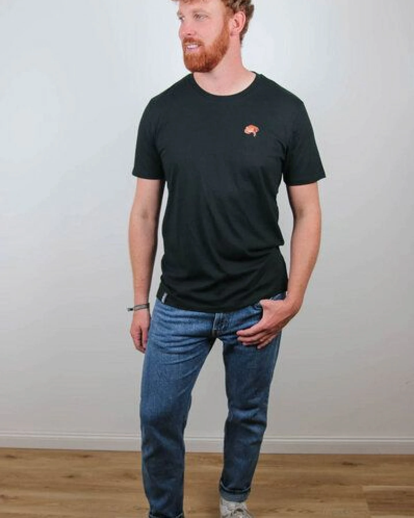 sticknic T-Shirt mit Rotem Panda Motiv gestickt - Minimalistische Stickerei - Auch als Geschenk – Ansicht 2