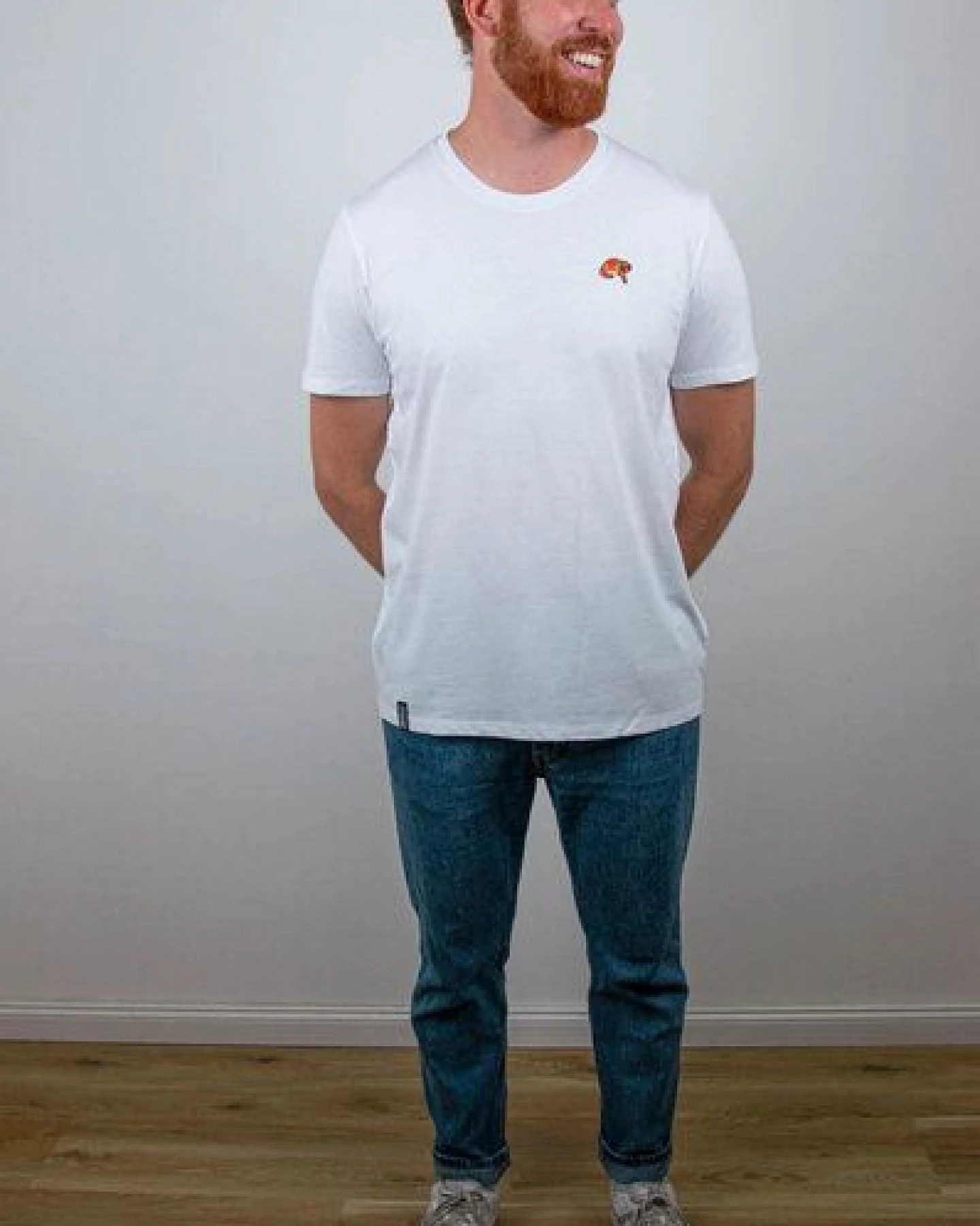 sticknic T-Shirt mit Rotem Panda Motiv gestickt - Minimalistische Stickerei - Auch als Geschenk – Ansicht 2