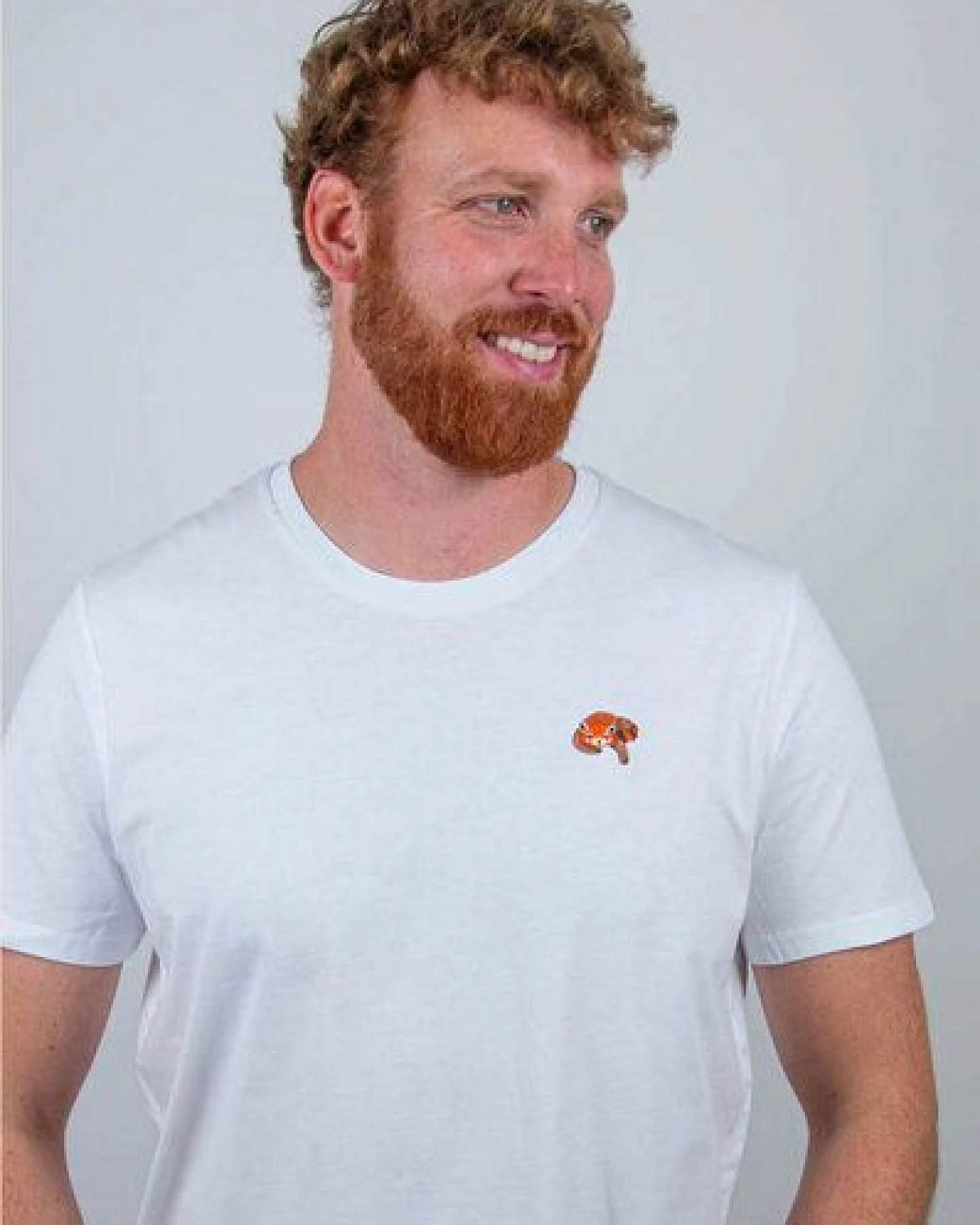 sticknic T-Shirt mit Rotem Panda Motiv gestickt - Minimalistische Stickerei - Auch als Geschenk – Ansicht 3