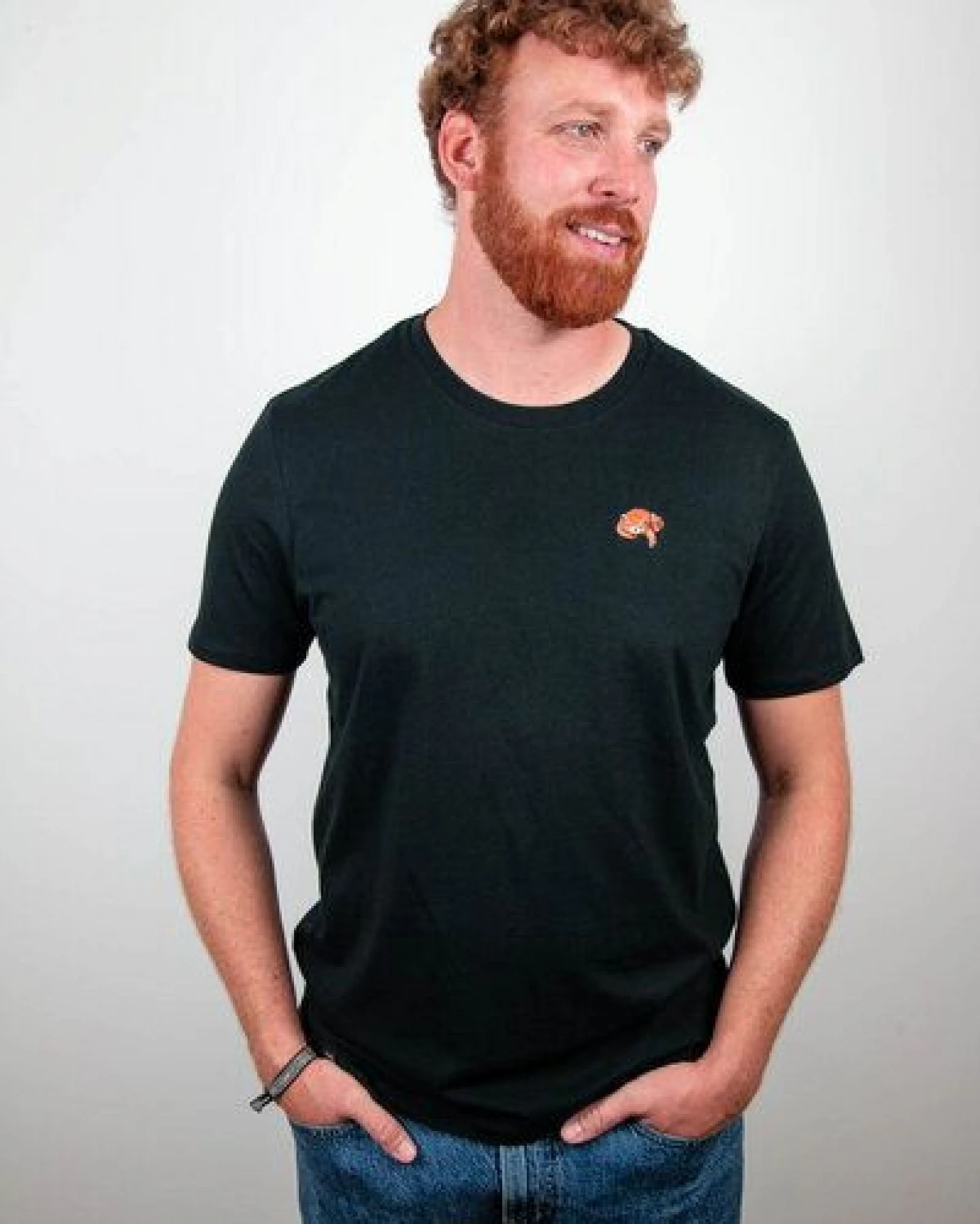 sticknic T-Shirt mit Rotem Panda Motiv gestickt - Minimalistische Stickerei - Auch als Geschenk – Ansicht 2