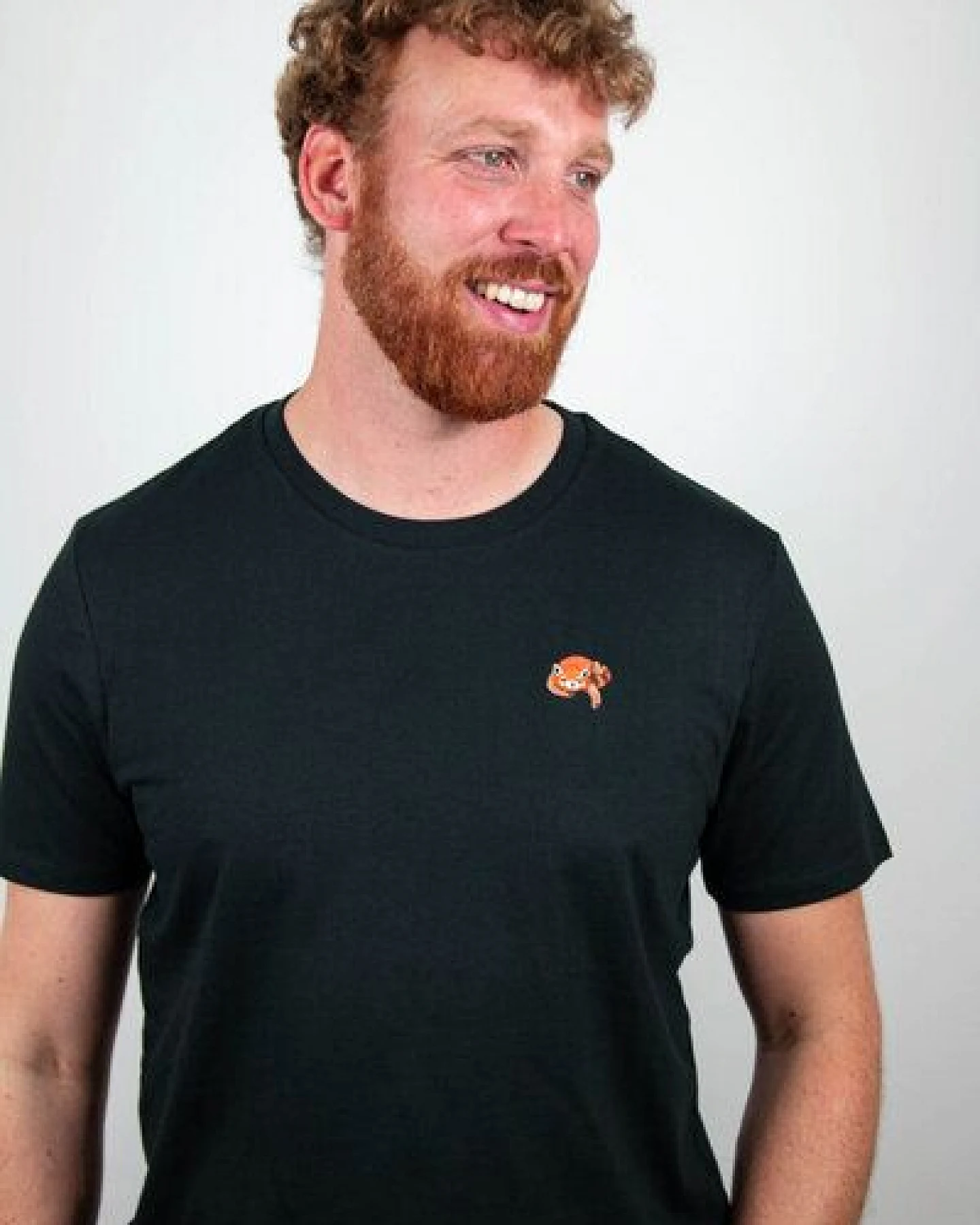 sticknic T-Shirt mit Rotem Panda Motiv gestickt - Minimalistische Stickerei - Auch als Geschenk – Ansicht 3