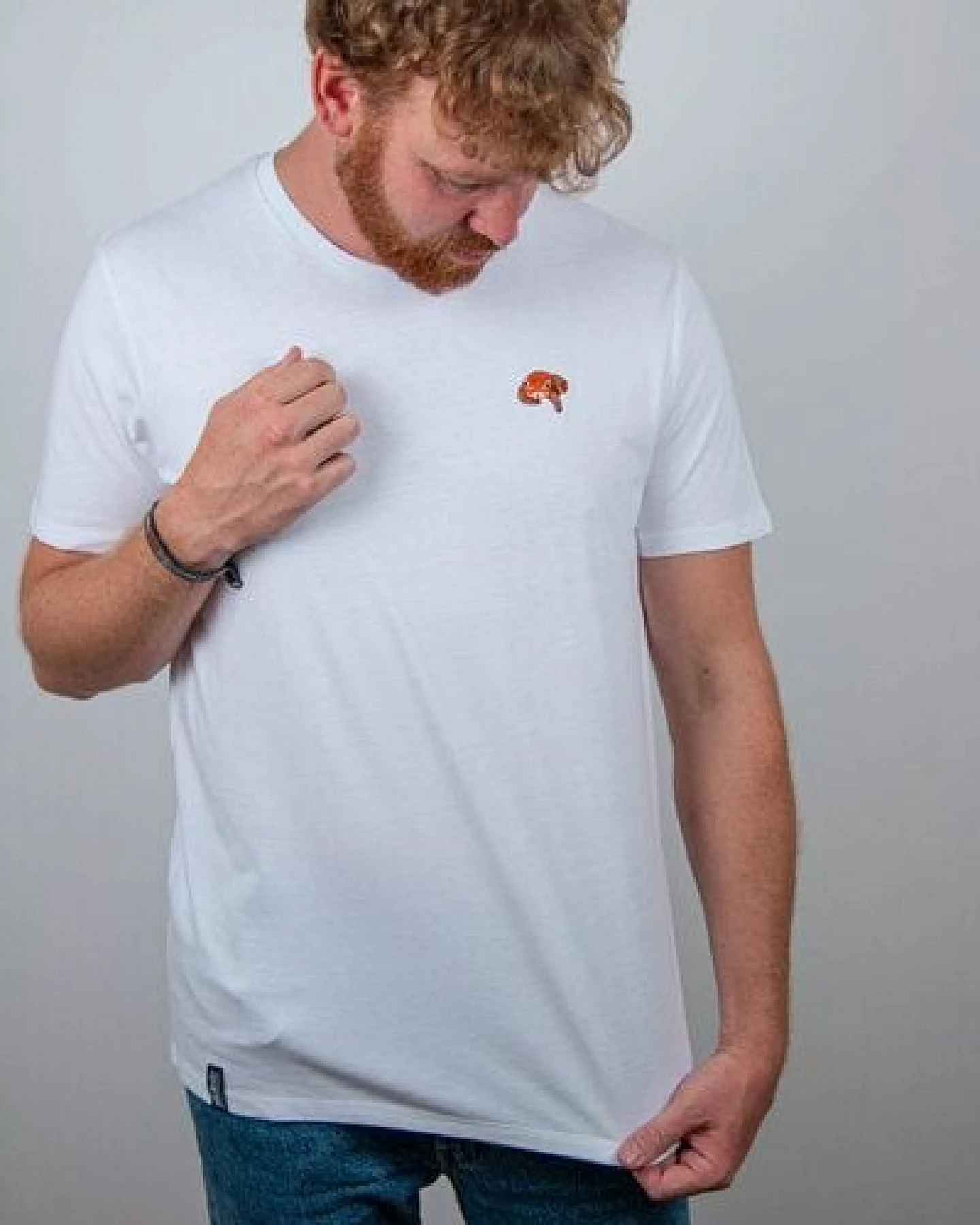 sticknic T-Shirt mit Rotem Panda Motiv gestickt - Minimalistische Stickerei - Auch als Geschenk – Ansicht 3