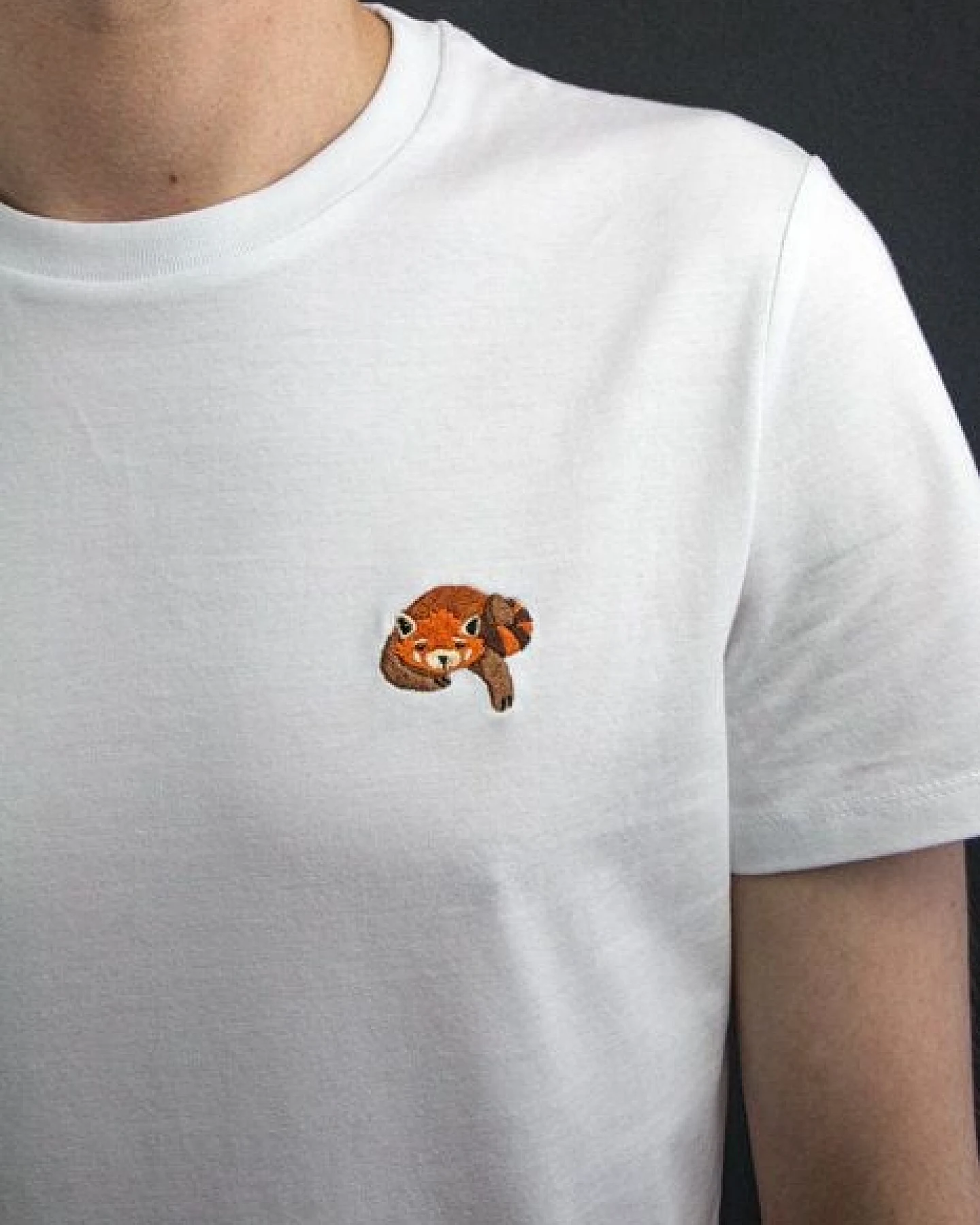 sticknic T-Shirt mit Rotem Panda Motiv gestickt - Minimalistische Stickerei - Auch als Geschenk – Ansicht 4