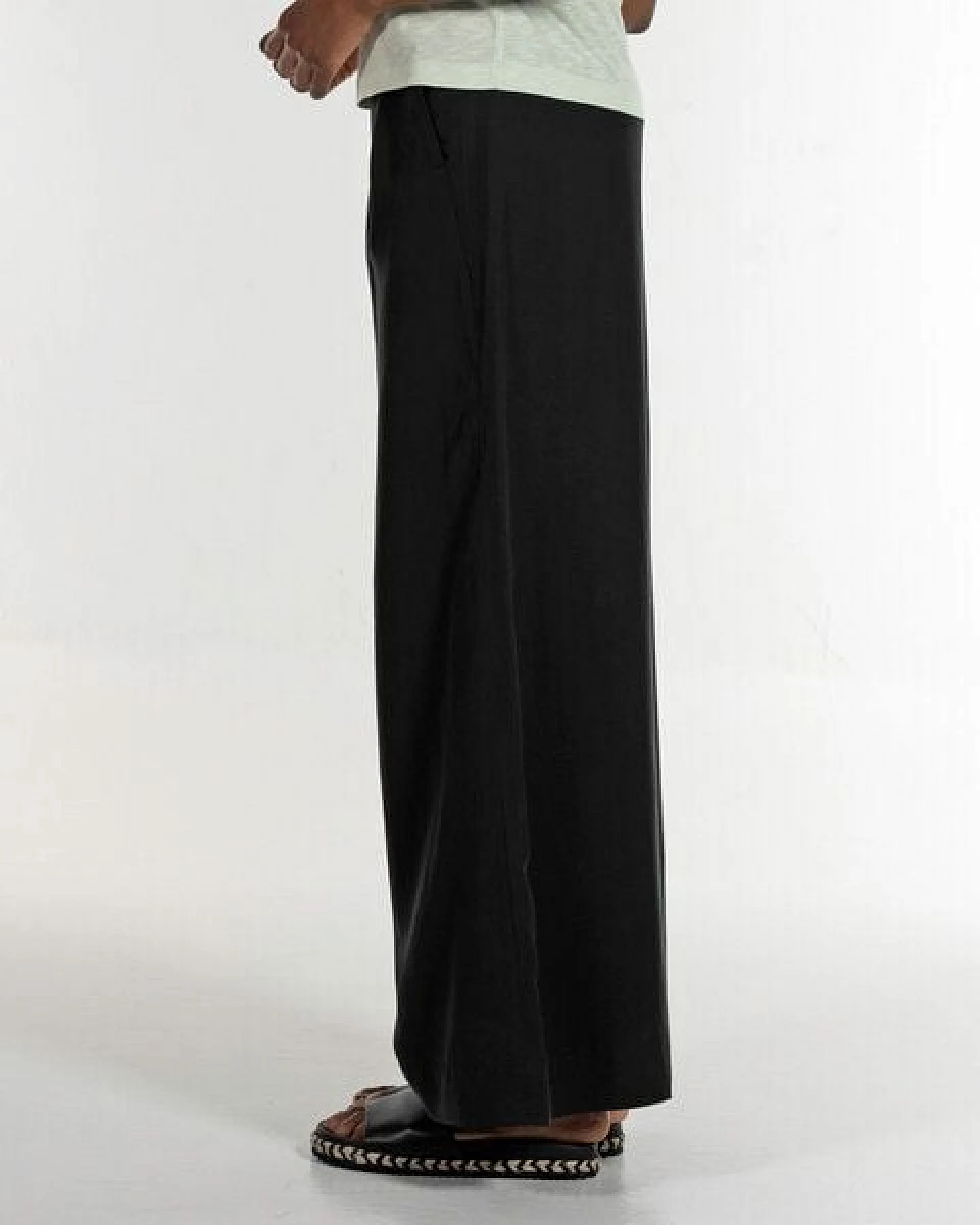 Alma & Lovis Feine Marlenehose aus fließendem Tencel / Leinen – Ansicht 4