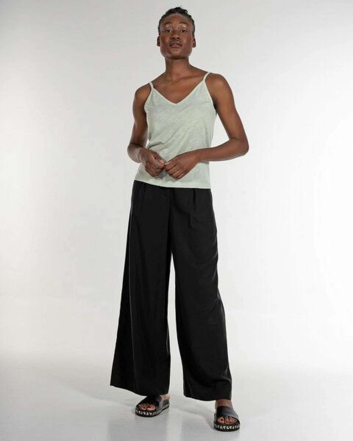 Alma & Lovis Feine Marlenehose aus fließendem Tencel / Leinen – Ansicht 2