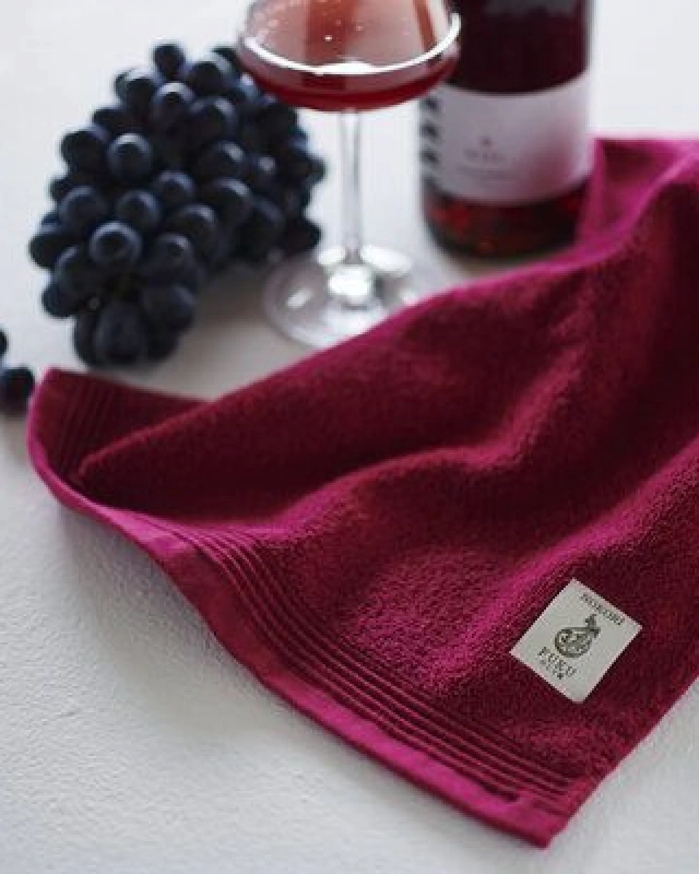 thies 1856 ® veganes Handtuch aus japanischer Biobaumwolle gefärbt mit recycelter Rotwein Maische – Ansicht 2