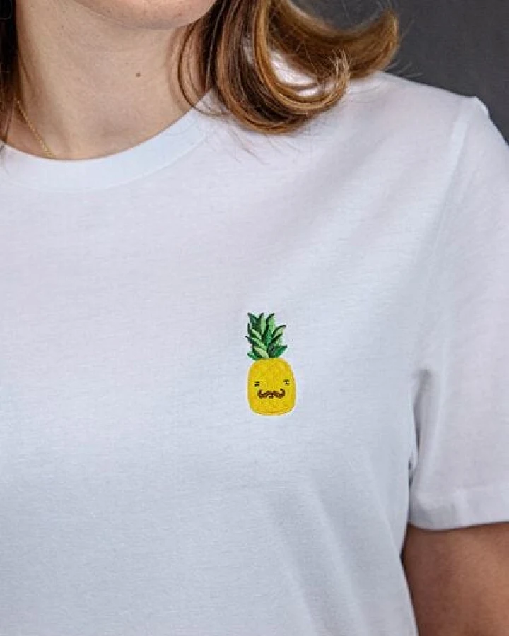 sticknic T-Shirt mit Ananas Motiv gestickt - Minimalistische Stickerei - Auch als Geschenk