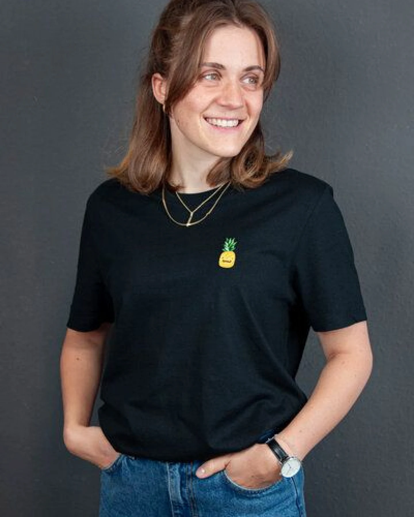 sticknic T-Shirt mit Ananas Motiv gestickt - Minimalistische Stickerei - Auch als Geschenk – Ansicht 2