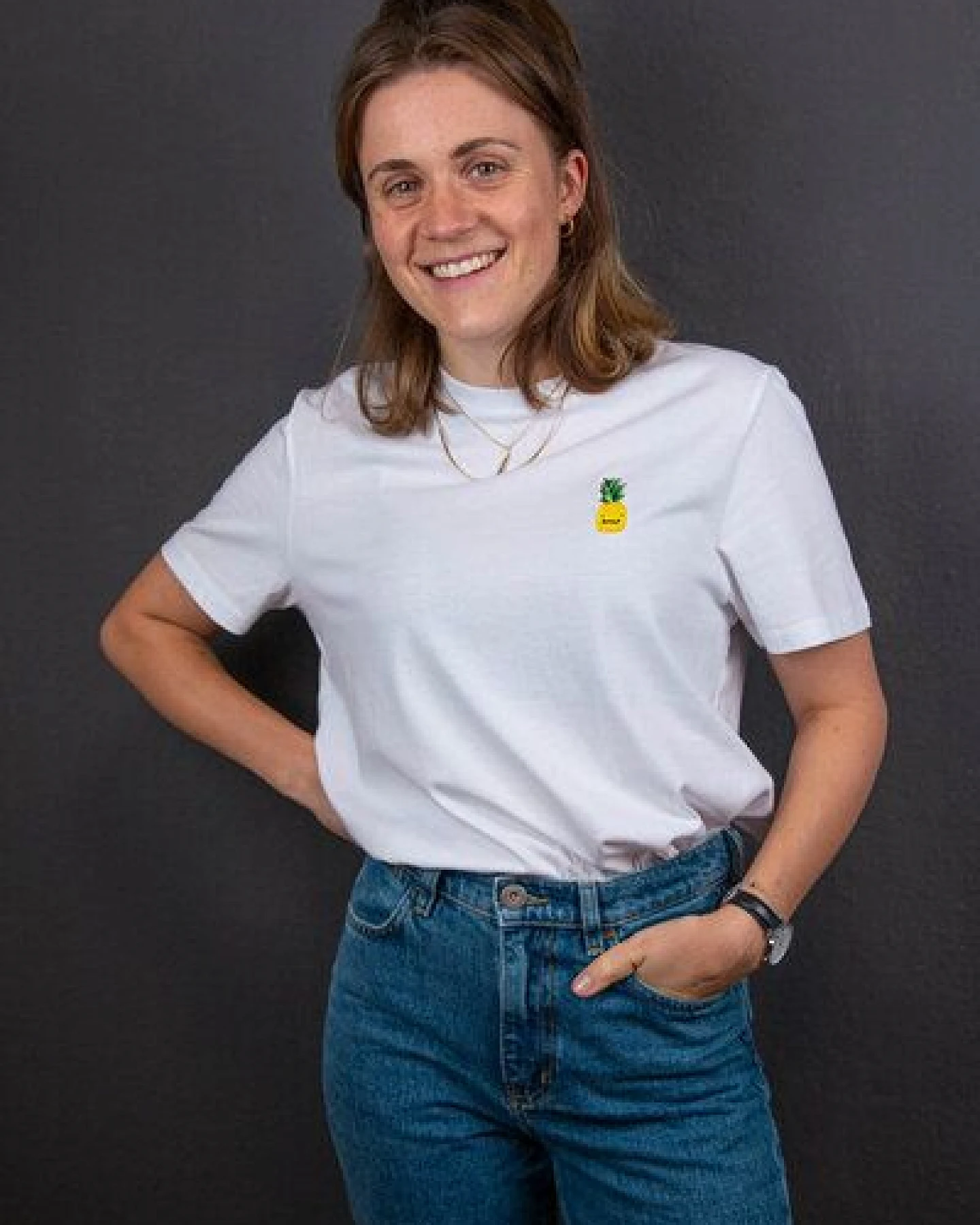 sticknic T-Shirt mit Ananas Motiv gestickt - Minimalistische Stickerei - Auch als Geschenk – Ansicht 2