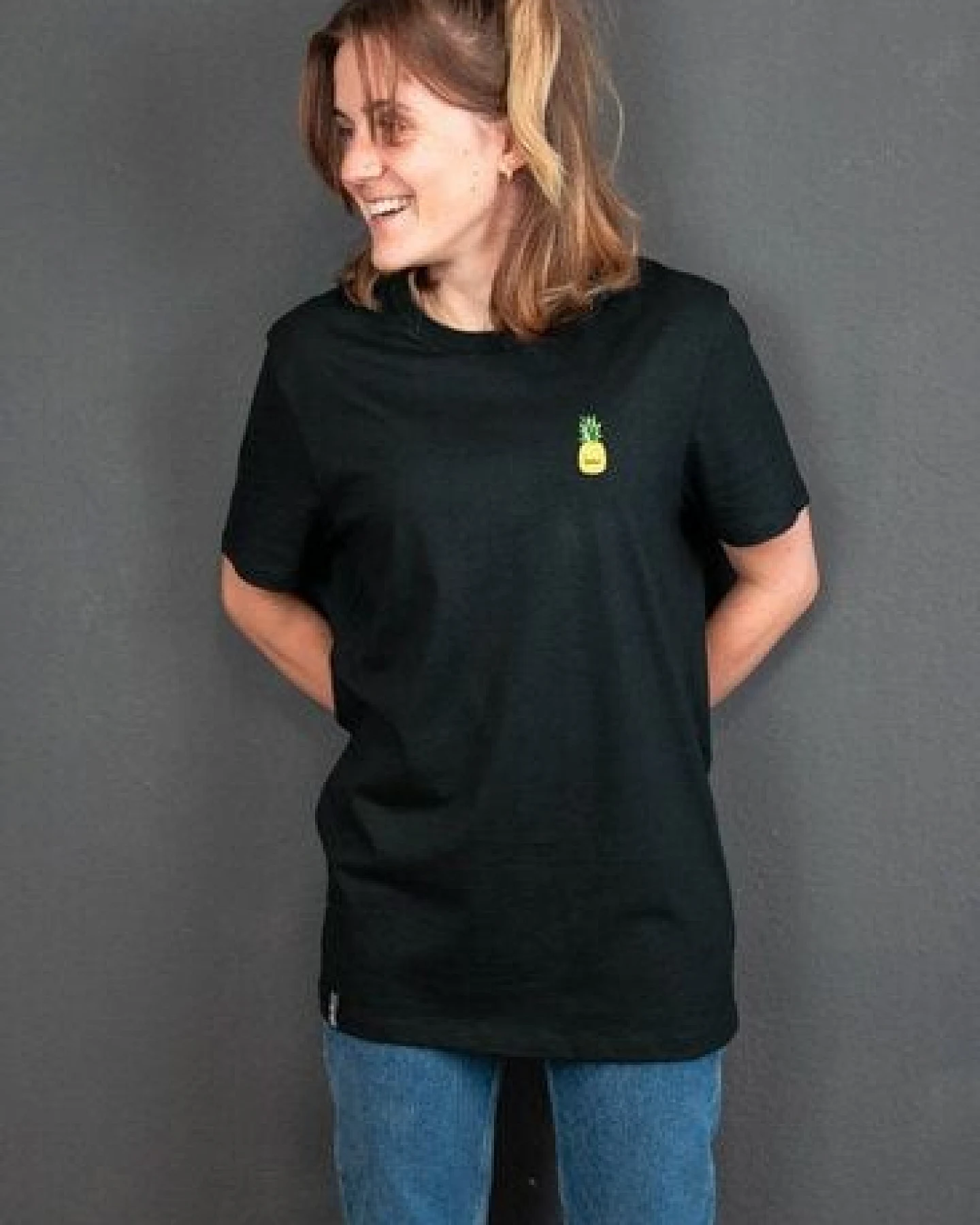 sticknic T-Shirt mit Ananas Motiv gestickt - Minimalistische Stickerei - Auch als Geschenk – Ansicht 3