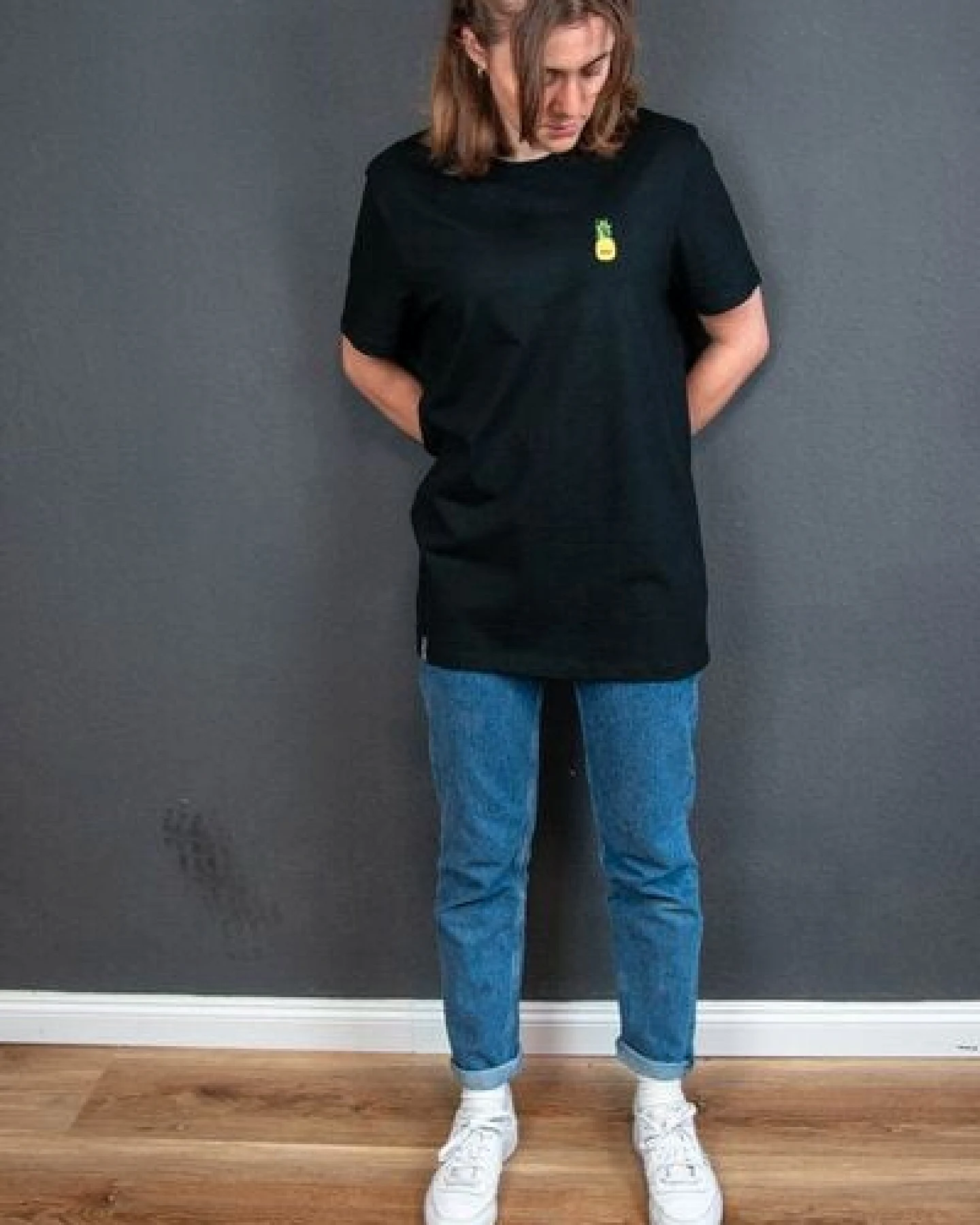 sticknic T-Shirt mit Ananas Motiv gestickt - Minimalistische Stickerei - Auch als Geschenk – Ansicht 4