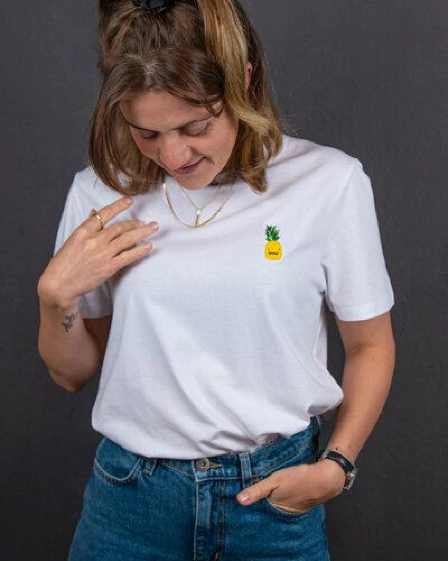 sticknic T-Shirt mit Ananas Motiv gestickt - Minimalistische Stickerei - Auch als Geschenk – Ansicht 4