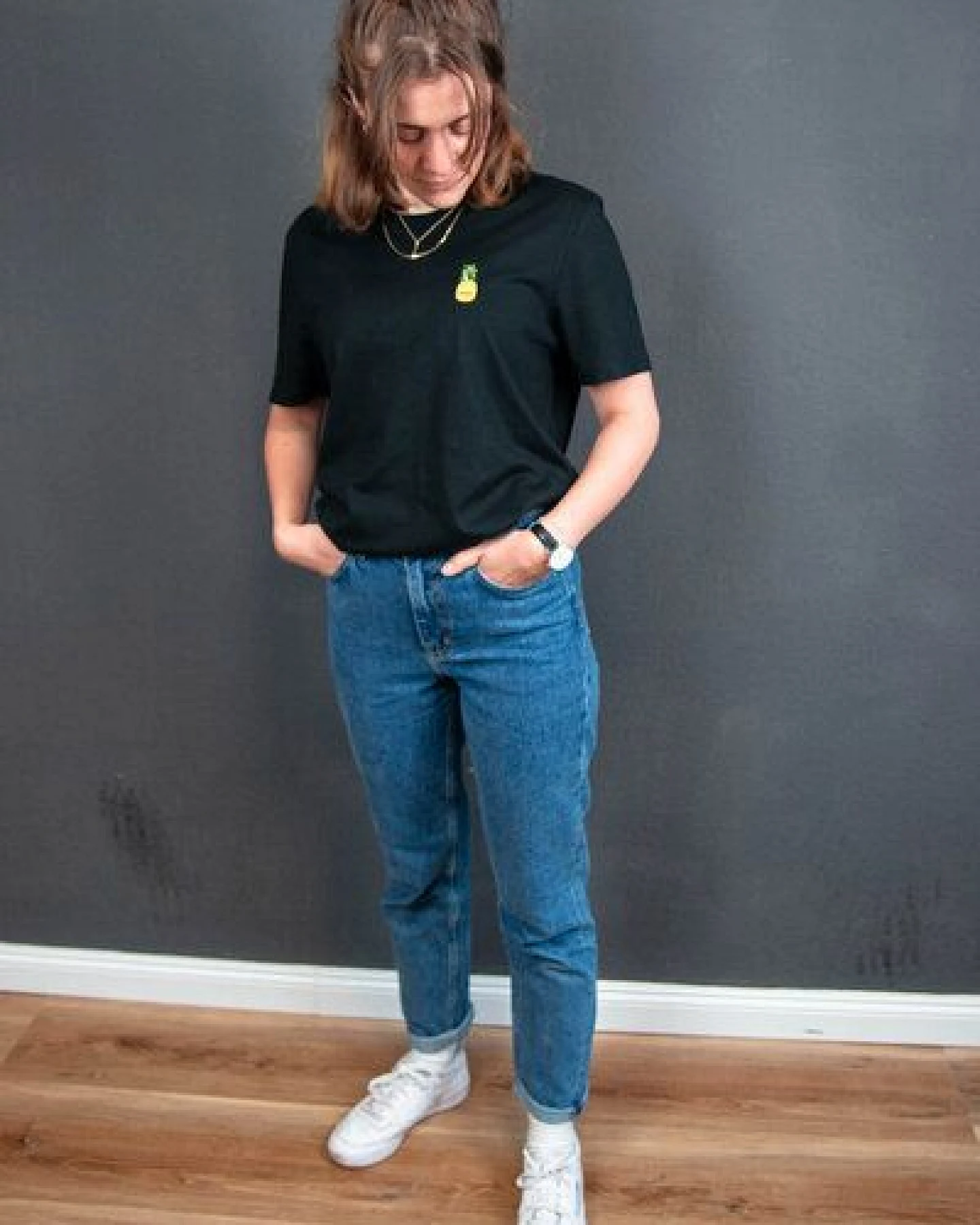 sticknic T-Shirt mit Ananas Motiv gestickt - Minimalistische Stickerei - Auch als Geschenk – Ansicht 4
