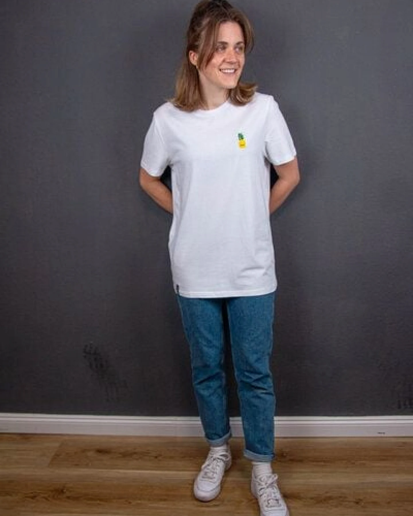 sticknic T-Shirt mit Ananas Motiv gestickt - Minimalistische Stickerei - Auch als Geschenk – Ansicht 4