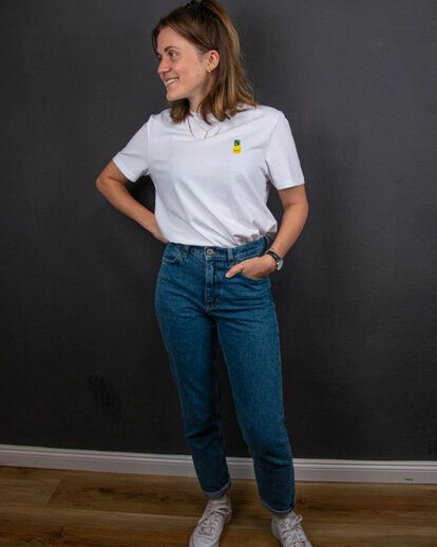sticknic T-Shirt mit Ananas Motiv gestickt - Minimalistische Stickerei - Auch als Geschenk – Ansicht 2