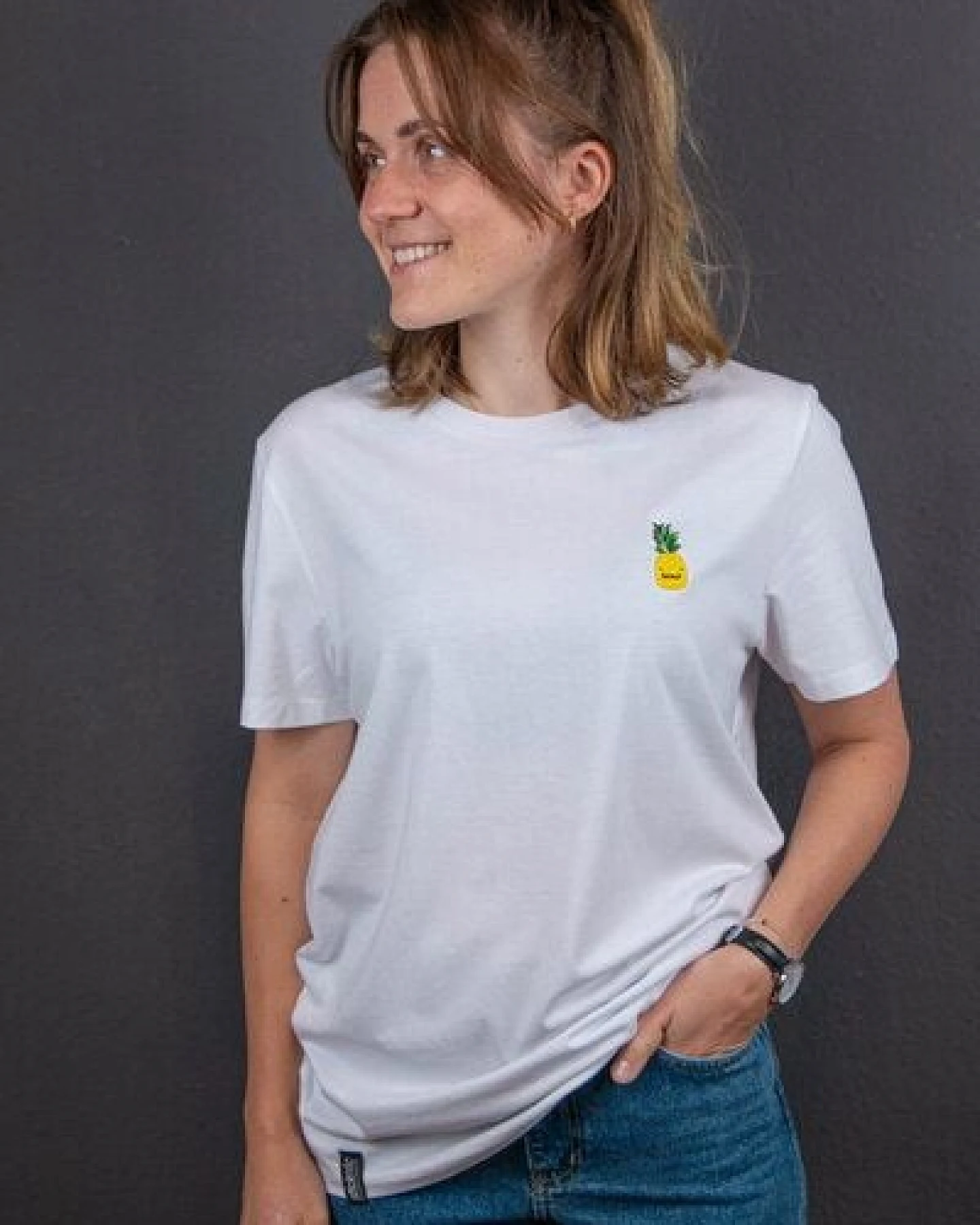 sticknic T-Shirt mit Ananas Motiv gestickt - Minimalistische Stickerei - Auch als Geschenk – Ansicht 3