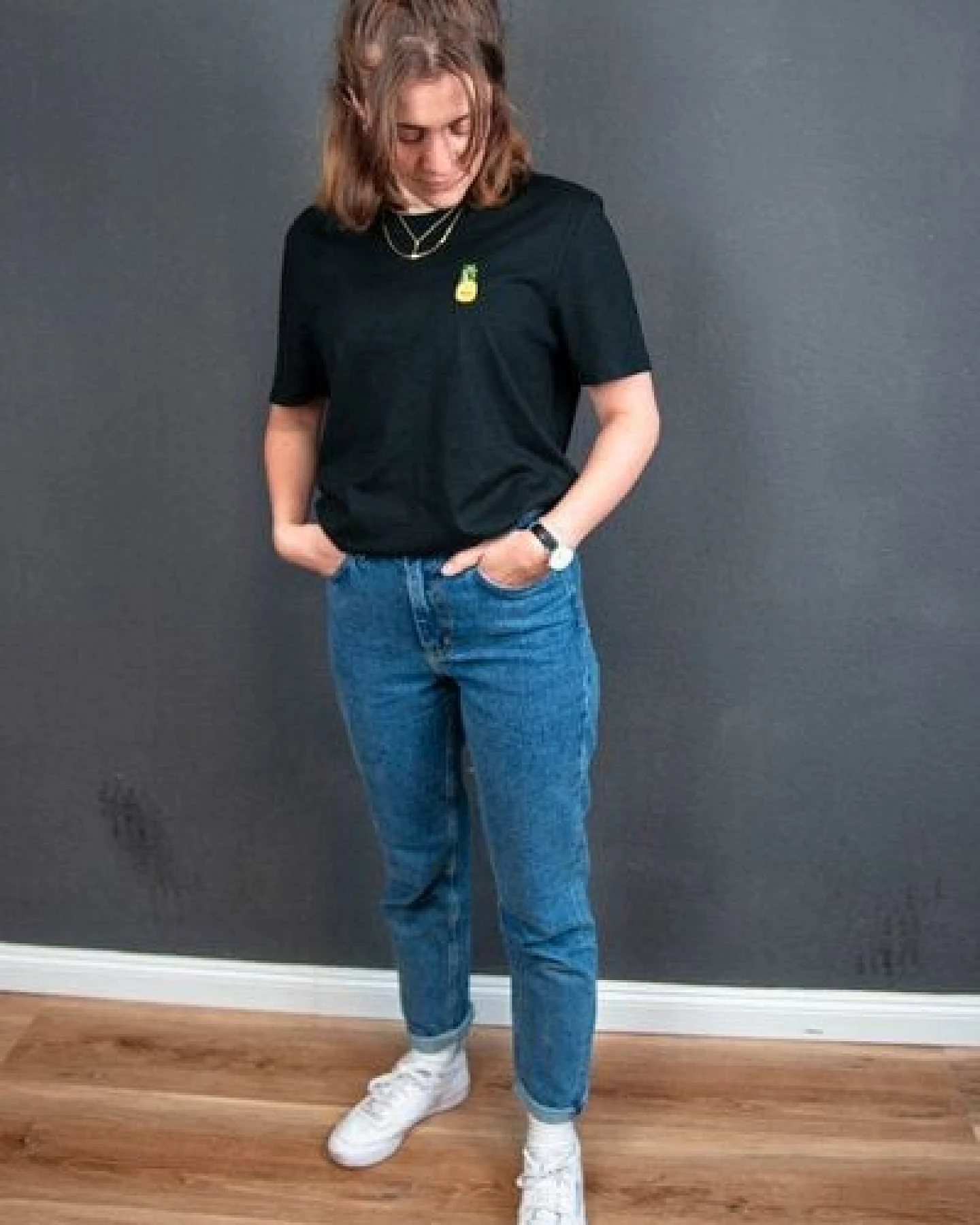 sticknic T-Shirt mit Ananas Motiv gestickt - Minimalistische Stickerei - Auch als Geschenk – Ansicht 4