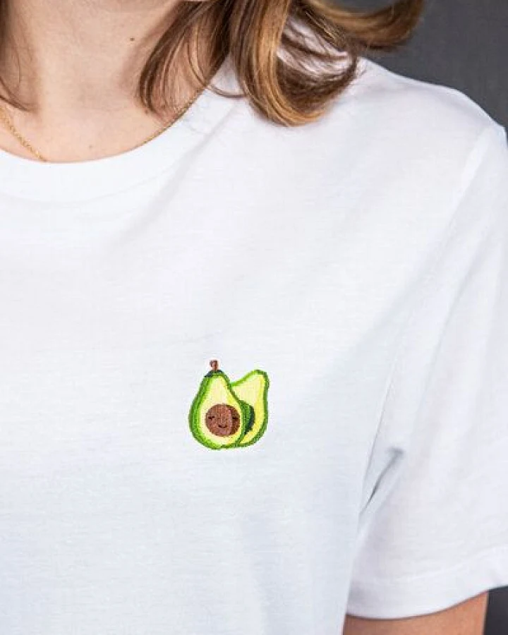 sticknic T-Shirt mit Avocado Motiv gestickt - Minimalistische Stickerei - Auch als Geschenk