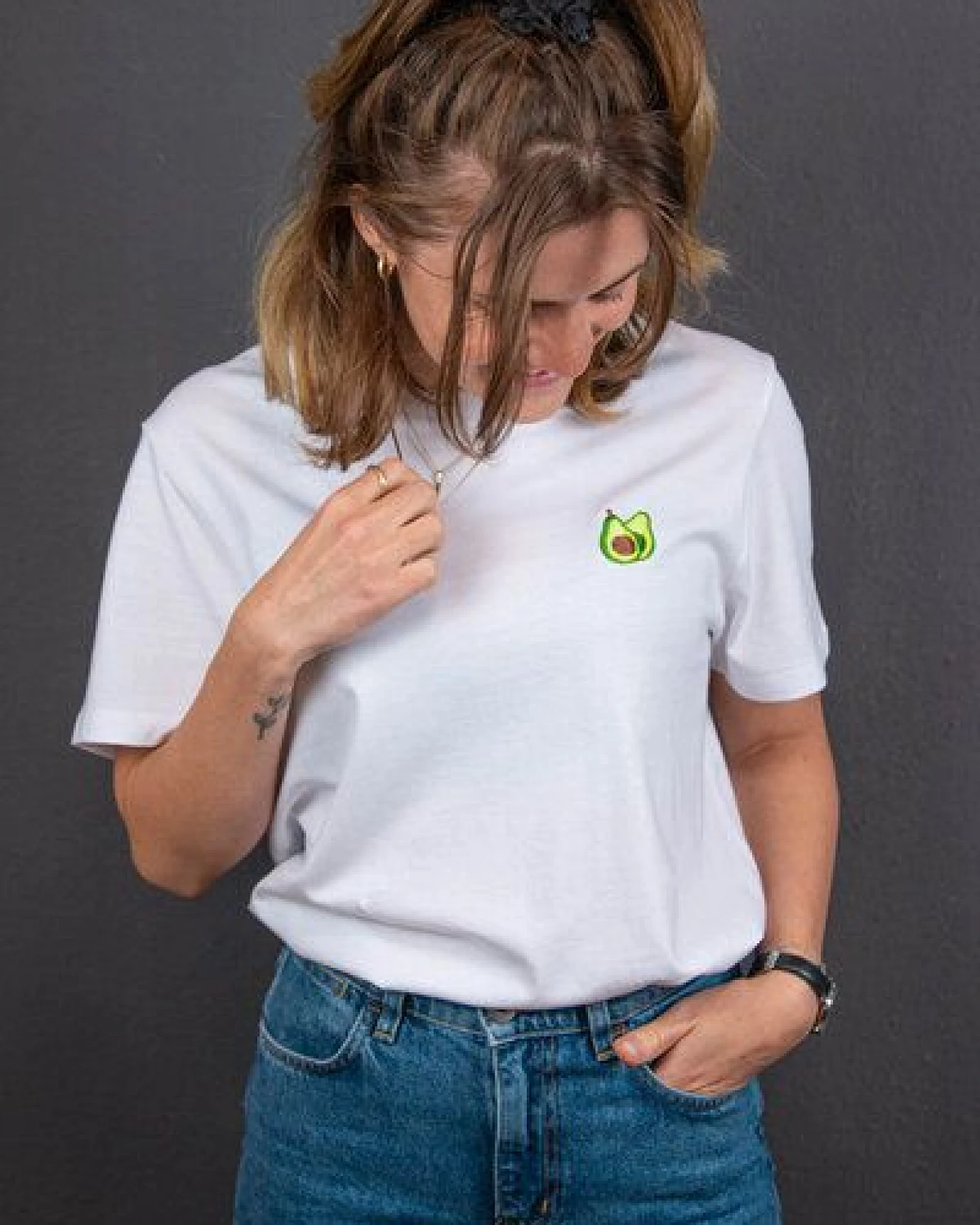 sticknic T-Shirt mit Avocado Motiv gestickt - Minimalistische Stickerei - Auch als Geschenk – Ansicht 2