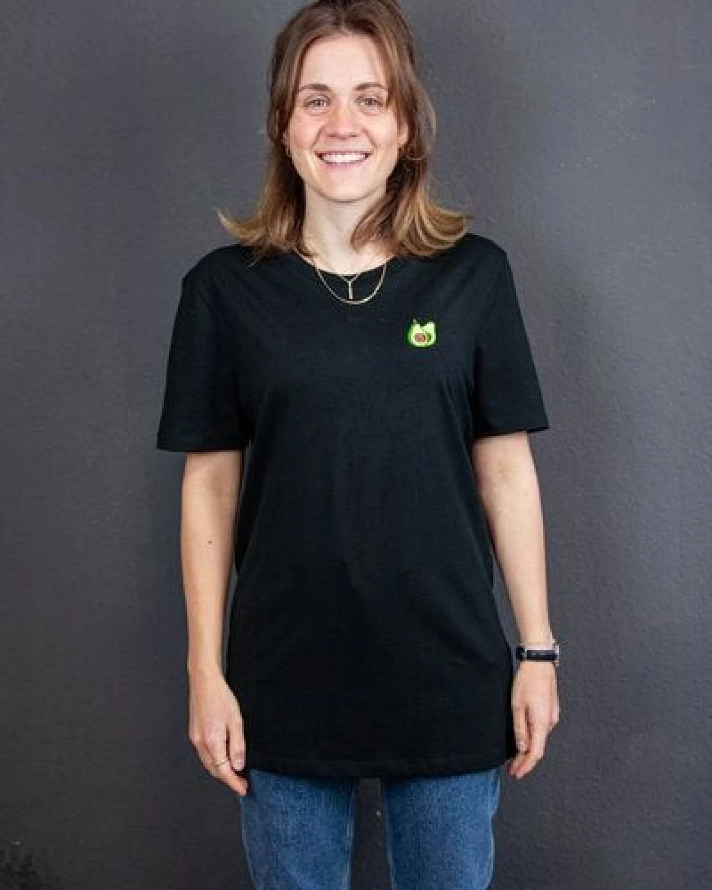 sticknic T-Shirt mit Avocado Motiv gestickt - Minimalistische Stickerei - Auch als Geschenk – Ansicht 4
