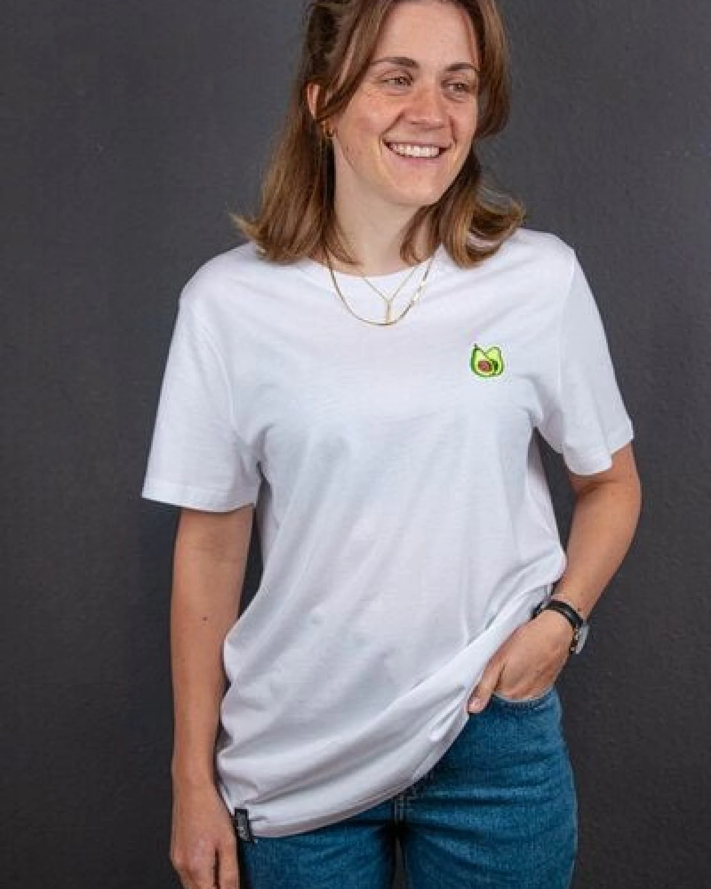 sticknic T-Shirt mit Avocado Motiv gestickt - Minimalistische Stickerei - Auch als Geschenk – Ansicht 4