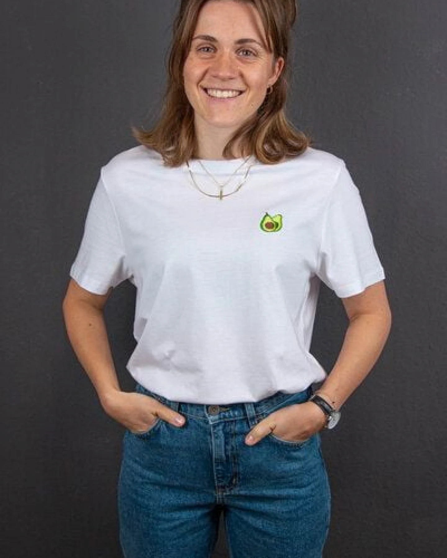 sticknic T-Shirt mit Avocado Motiv gestickt - Minimalistische Stickerei - Auch als Geschenk – Ansicht 3