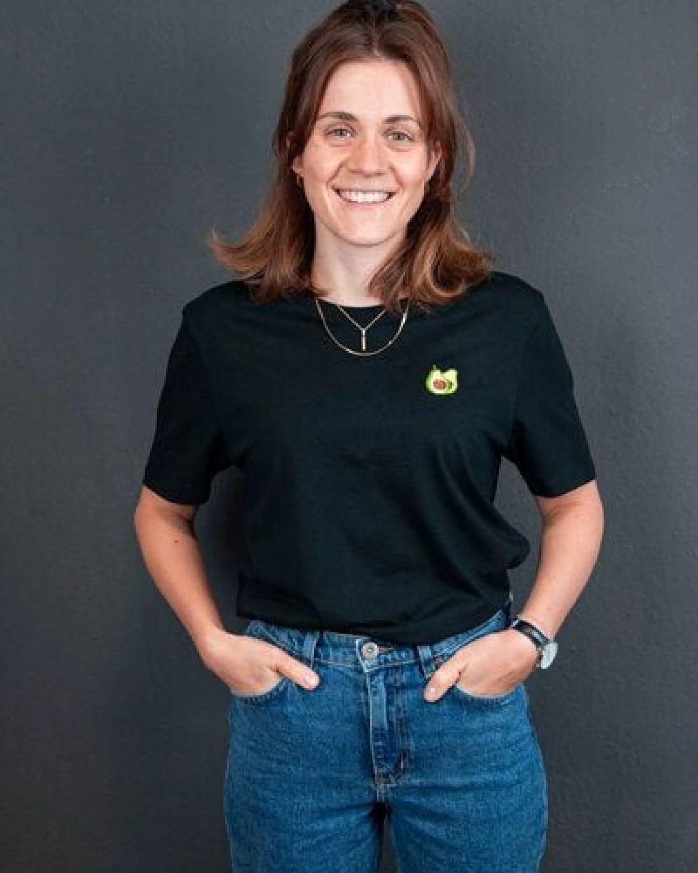 sticknic T-Shirt mit Avocado Motiv gestickt - Minimalistische Stickerei - Auch als Geschenk – Ansicht 2