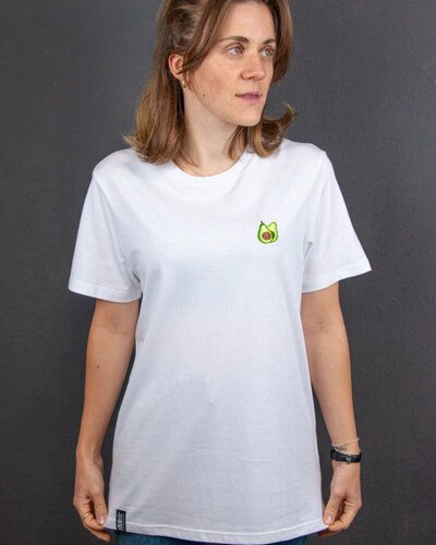 sticknic T-Shirt mit Avocado Motiv gestickt - Minimalistische Stickerei - Auch als Geschenk – Ansicht 4